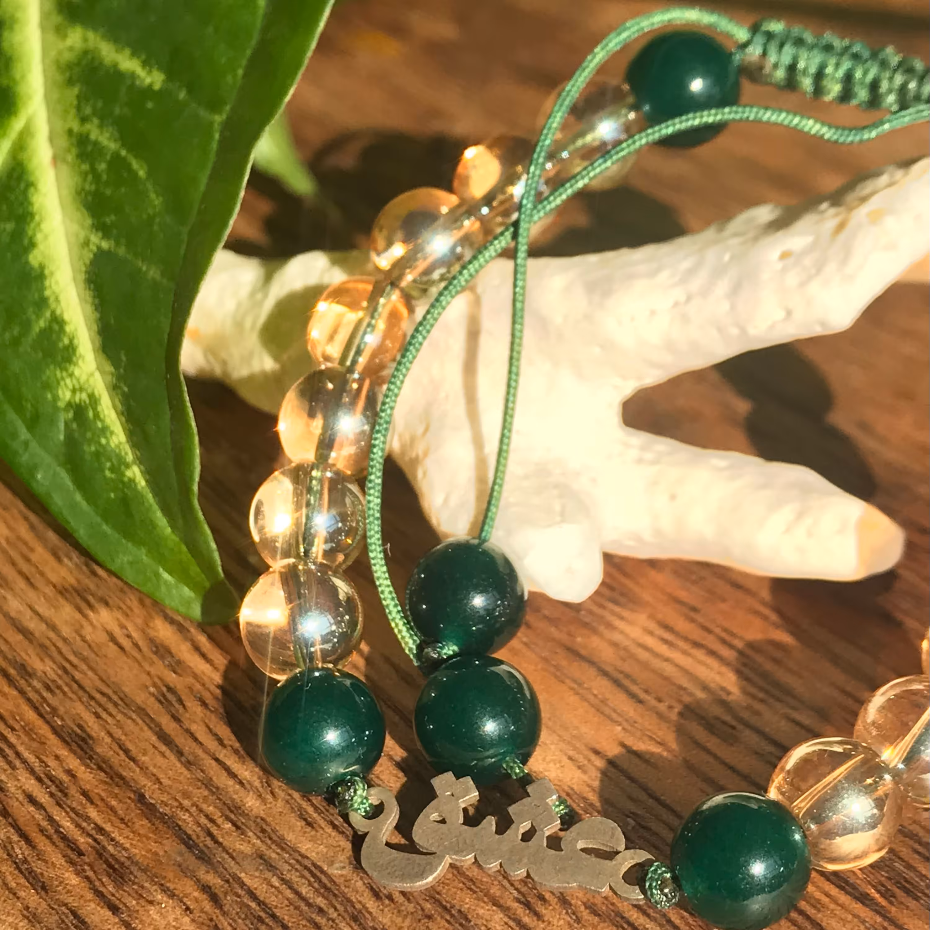 دستبند سنگ جید و گلس طرح سیترین و پلاک نقره عیار 925 مدل عشق