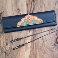 جعبه مضراب سنتور مشکی، چرم طبیعی، نقاشی  شده، دارای جامضراب چوبی