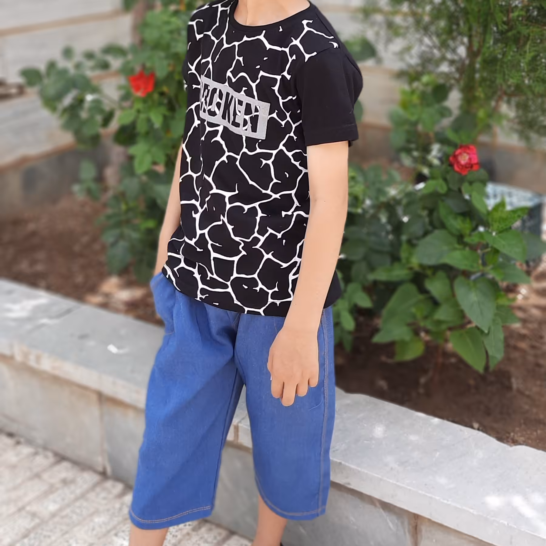 پوشاک کودک  مدل سفید و مشکی با شلوار جین کاغذی سایز های 50.60.55