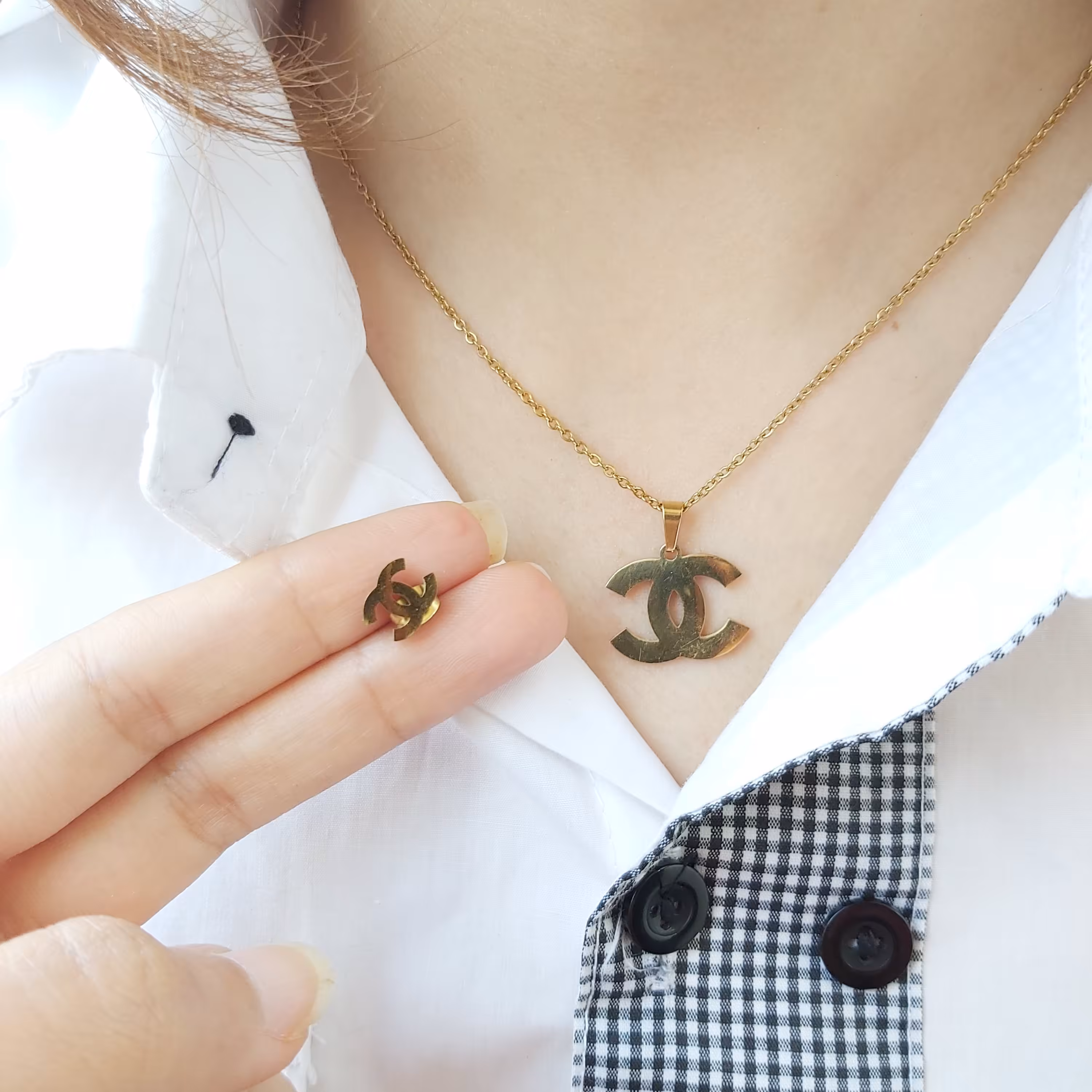 نیمست شامل گردنبند و گوشواره طلایی رنگ طرح شنل