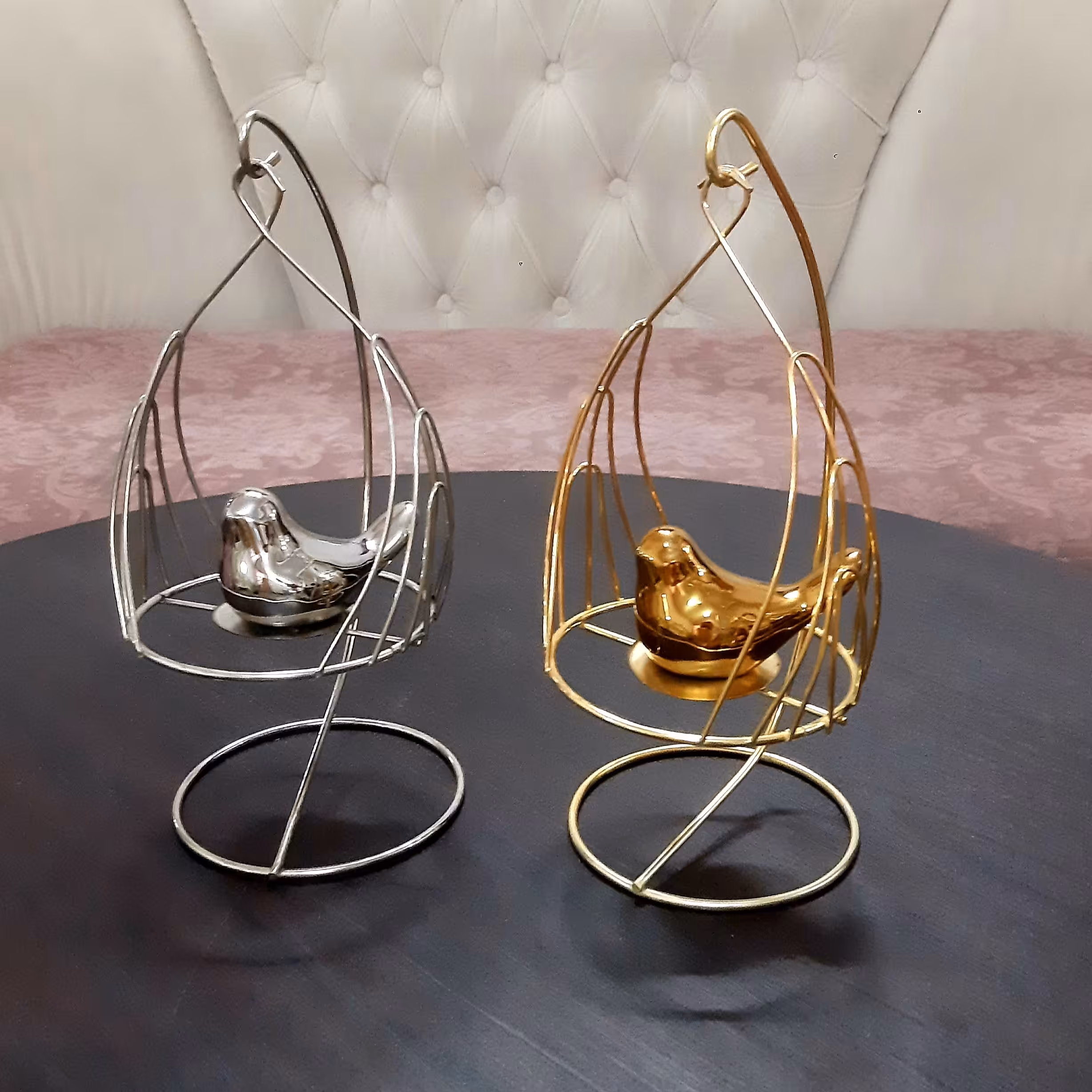 دکوری قفس و پرنده طلایی و نقره ای غرفه نارنجی