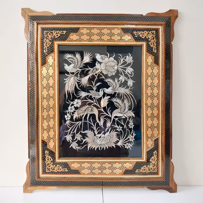 تابلو قلم زنی گل و مرغ با قاب خاتم کاری صلیبی نفیس با سایز 54 در 64 سانتی متری