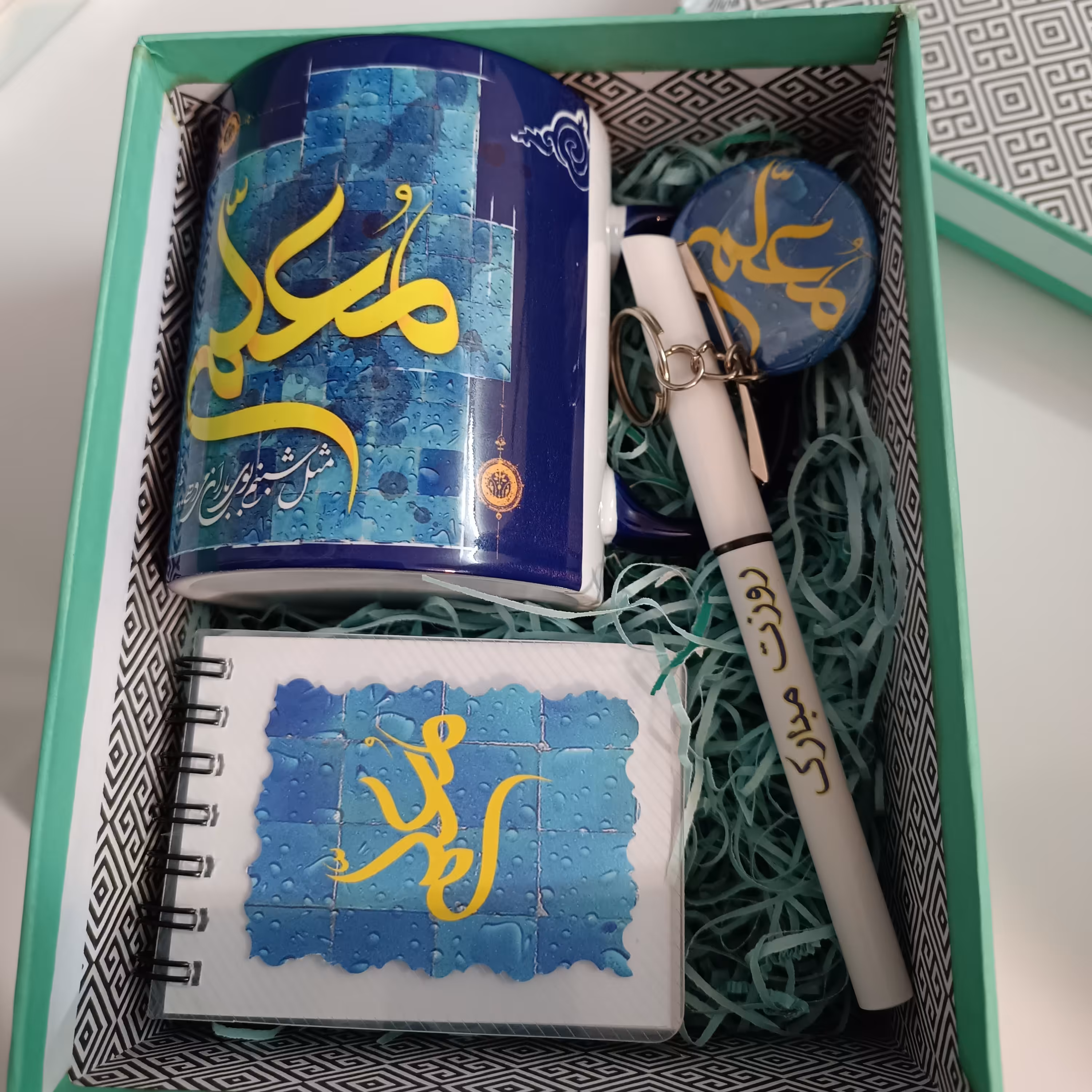 پک هدیه روز معلم با طرح دلخواه شما 