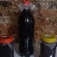 رب نارنج یا سس نارنج خونگی تهیه شده از اب نارنج خالص که پس از جوشوندن تیره تر شده با ماندگاری بالا 