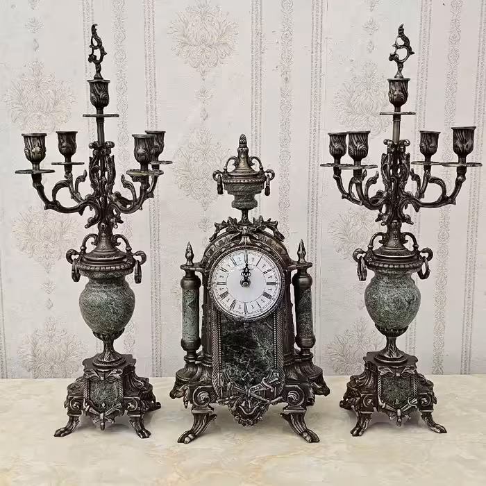 ساعت و شمعدان برنزی مدل لانچینی آنتیک با سنگ سبز کد 478 (ساعت و شمعدان برنجی)