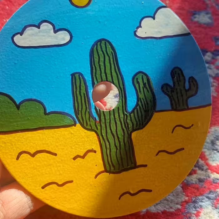 هنرنقاشی رو سی دی با طرح های دل خواه شما دوستان عزیز اجرا میشه قابل شسته شو و کار  تزئیناتی  زیر لیوانی       روی دیوار 