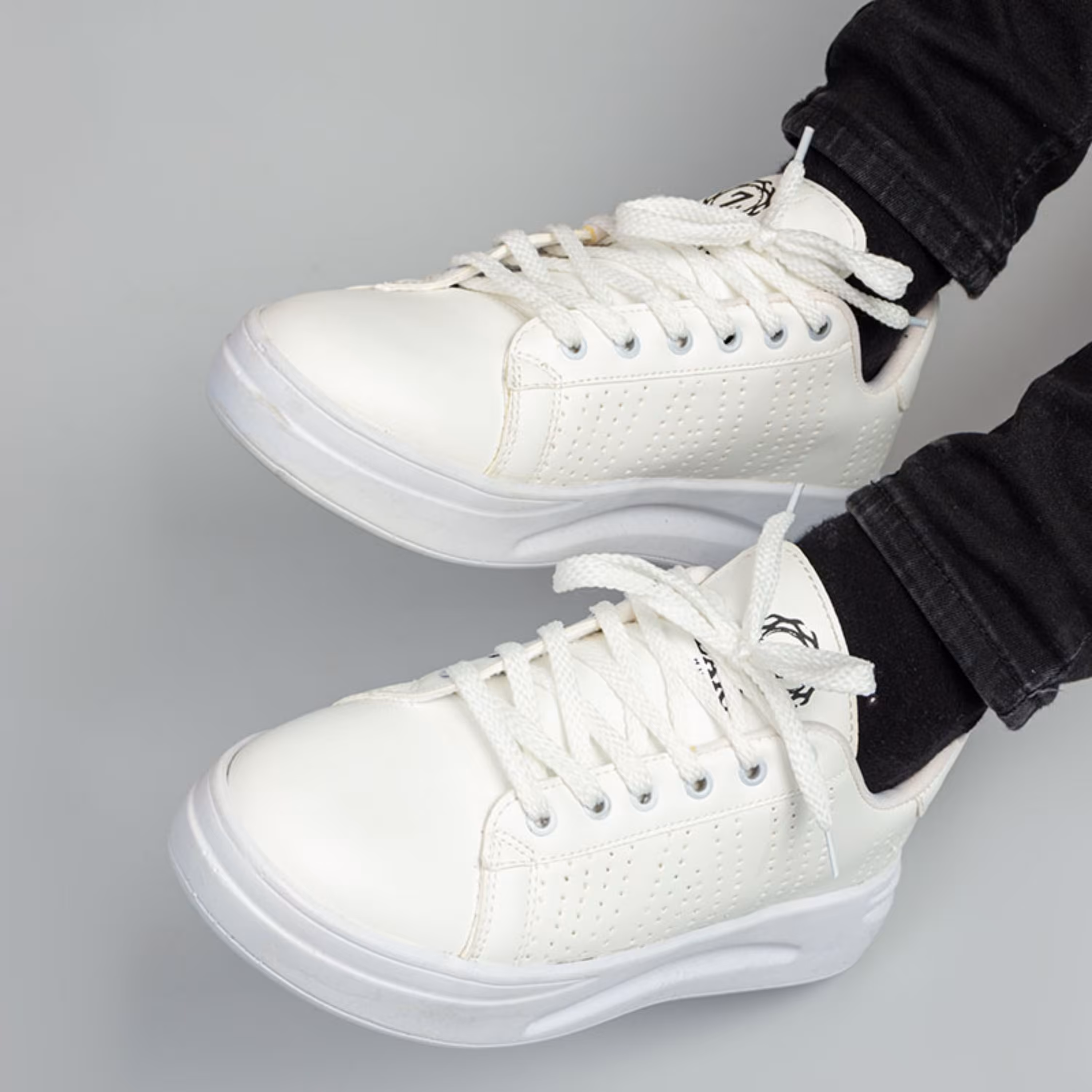 کفش ونس مردانه سفید سایز 43 و 44 استاندارد 