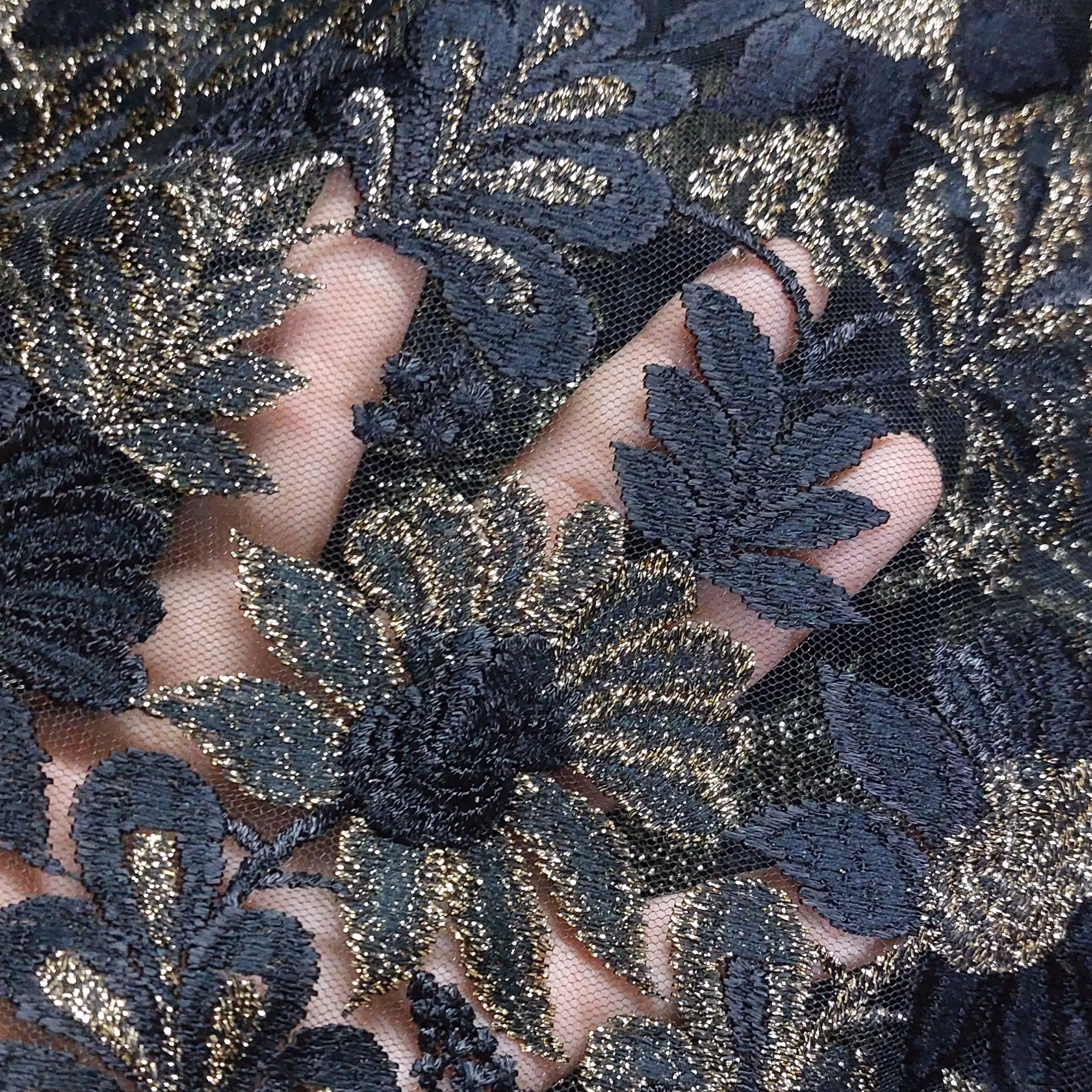 پارچه گیپور اعلا مشکی طلایی.دوطرف حاشیه دار .مناسب مانتو لباس و کت مجلسی