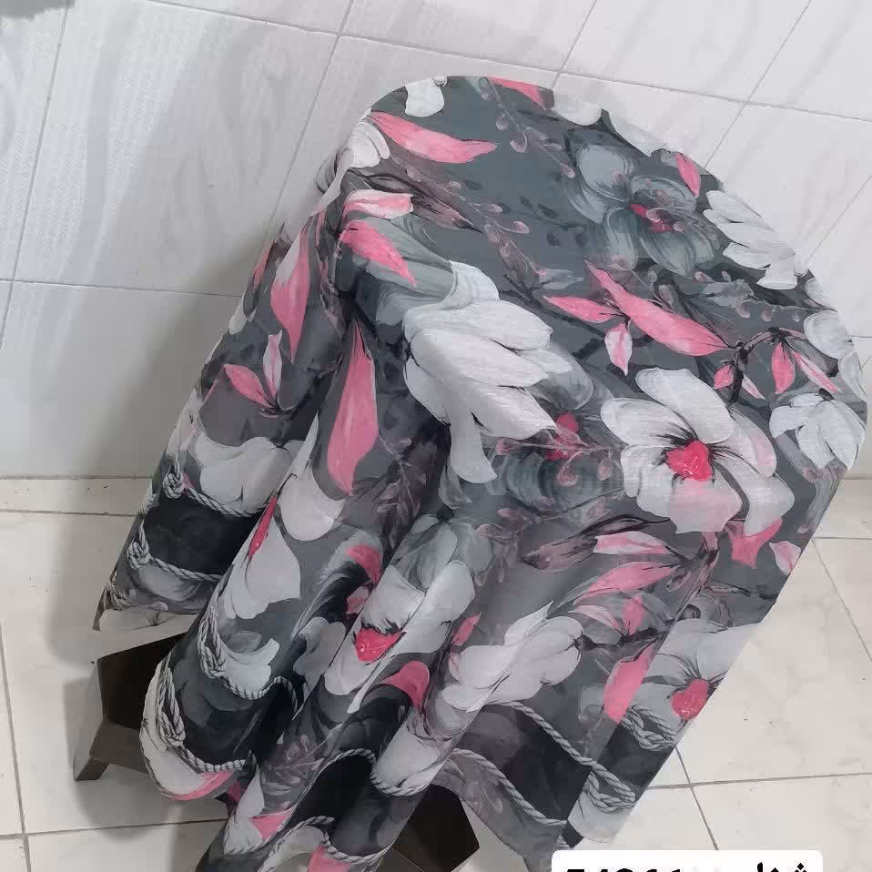 روسری نخی قواره دار زنانه جنس با کیفیت سبک و خنک مناسب فصل ابعاد 140 در 140 دور دوخت و در رنگبندی شاد و زیبا
