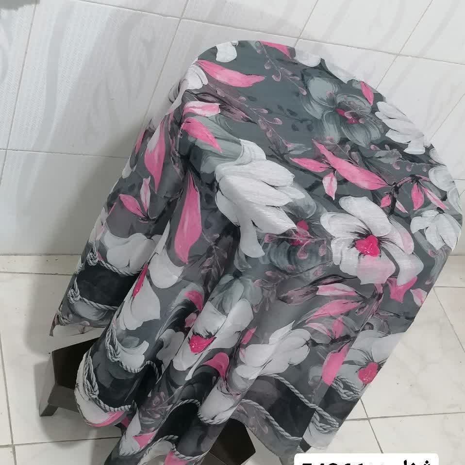 روسری نخی قواره دار زنانه جنس با کیفیت سبک و خنک مناسب فصل ابعاد 140 در 140 دور دوخت و در رنگبندی شاد و زیبا