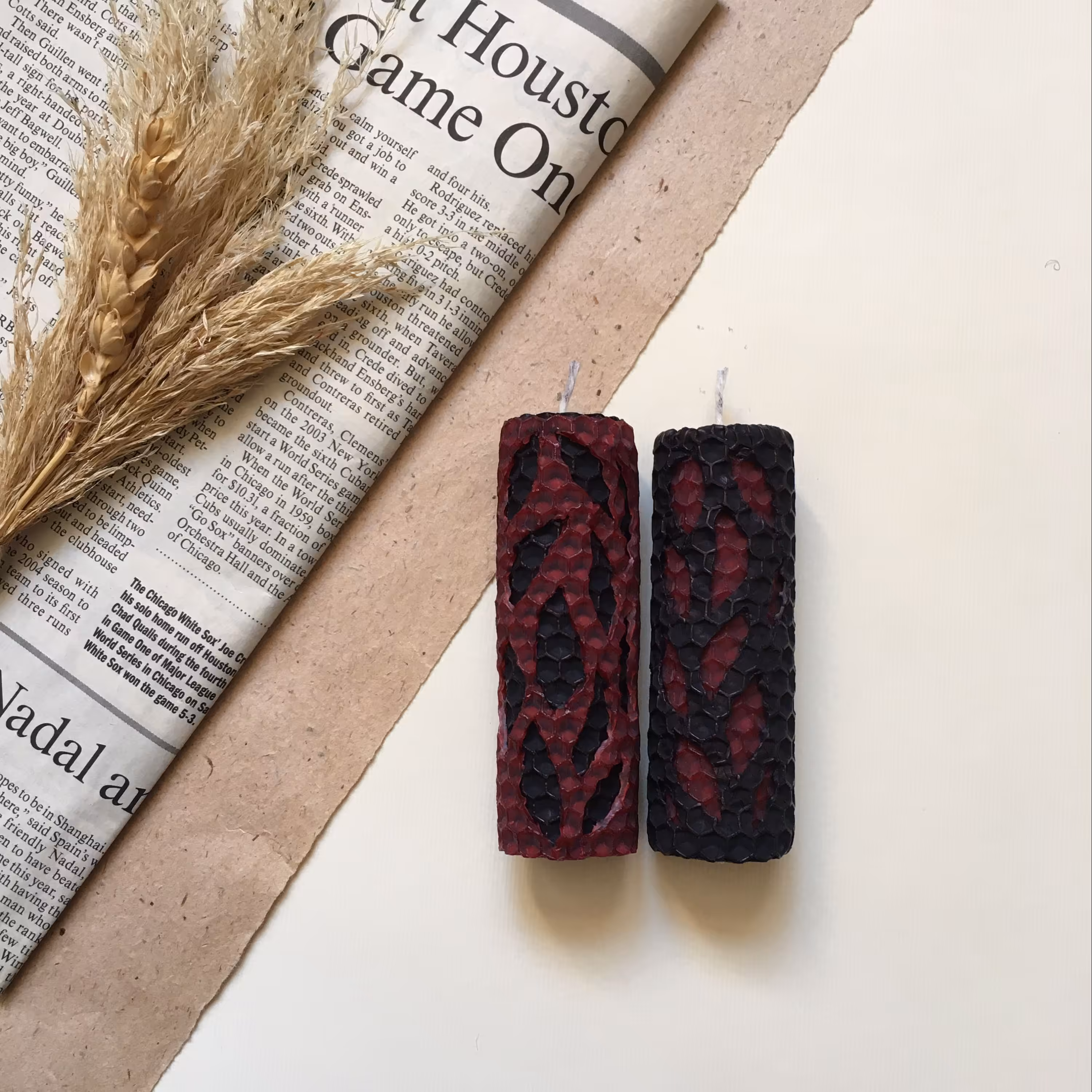 شمع موم عسل طبیعی رنگ قرمز مشکی طرحدار بسته 2عددی