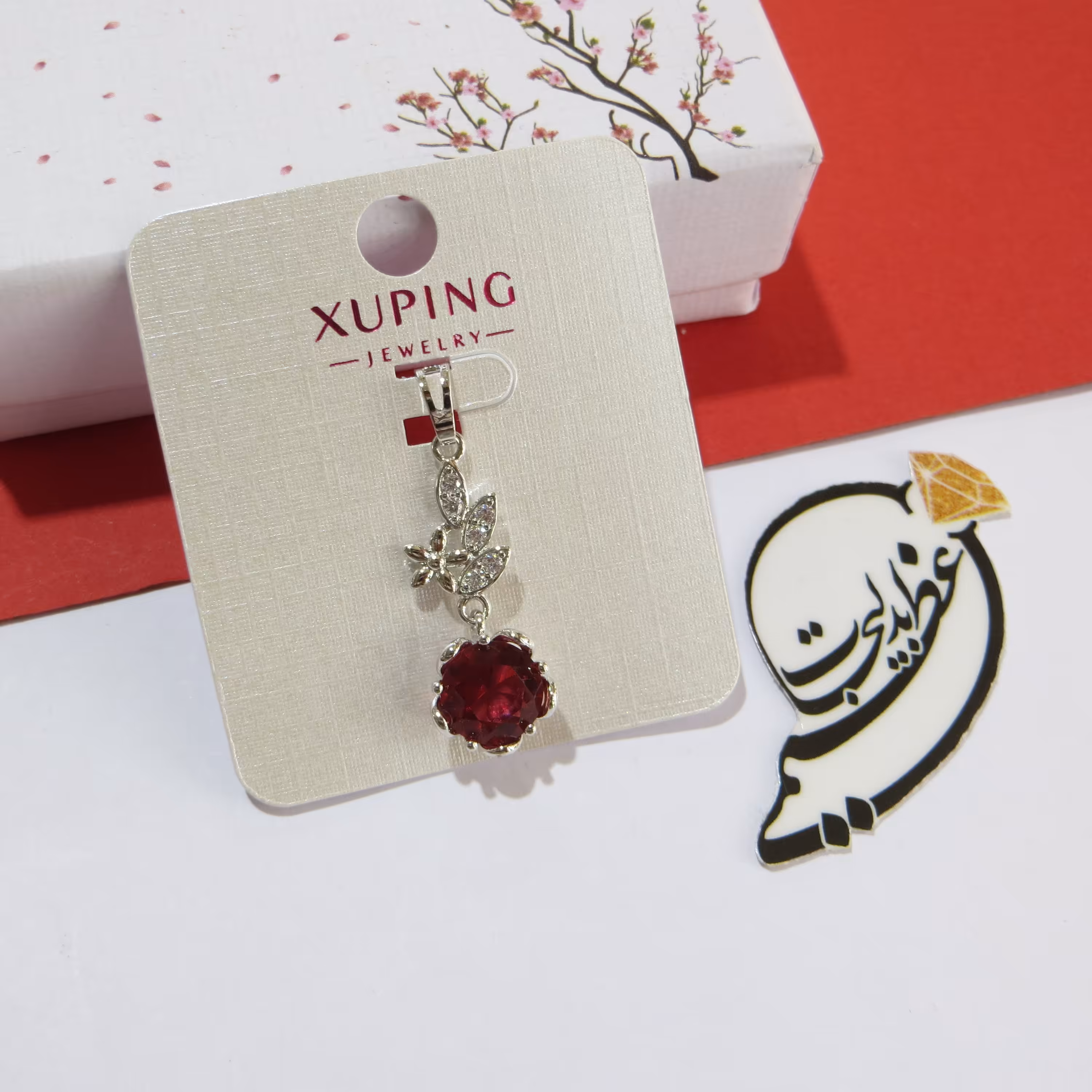 گردنبند برند Xuping از جنس مس و روکش رادیوم طرح بسیار خاص و شیکو زیبا  با نگین زرشکی