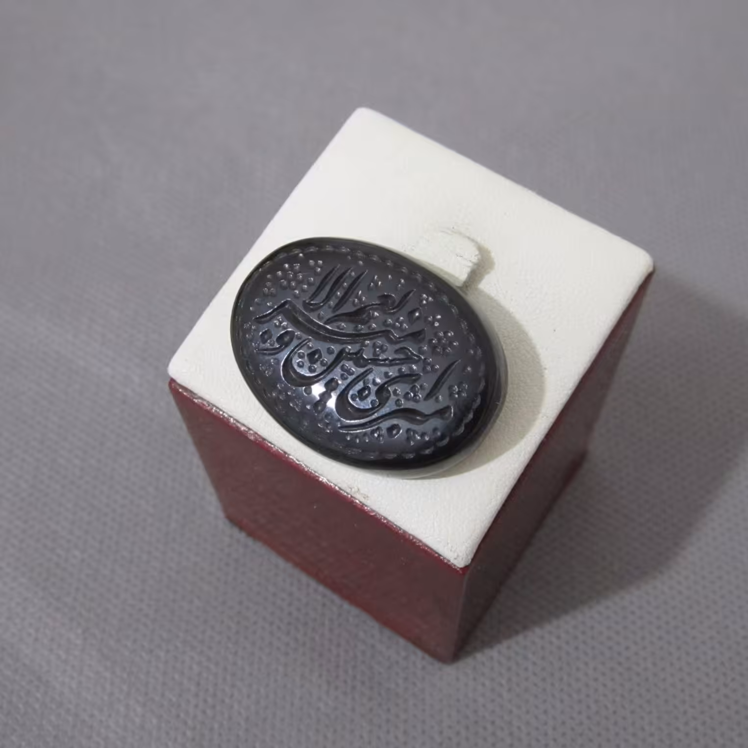 کتیبه عقیق اصل با حکاکی عمقی دستی امیری حسین و نعم الامیر