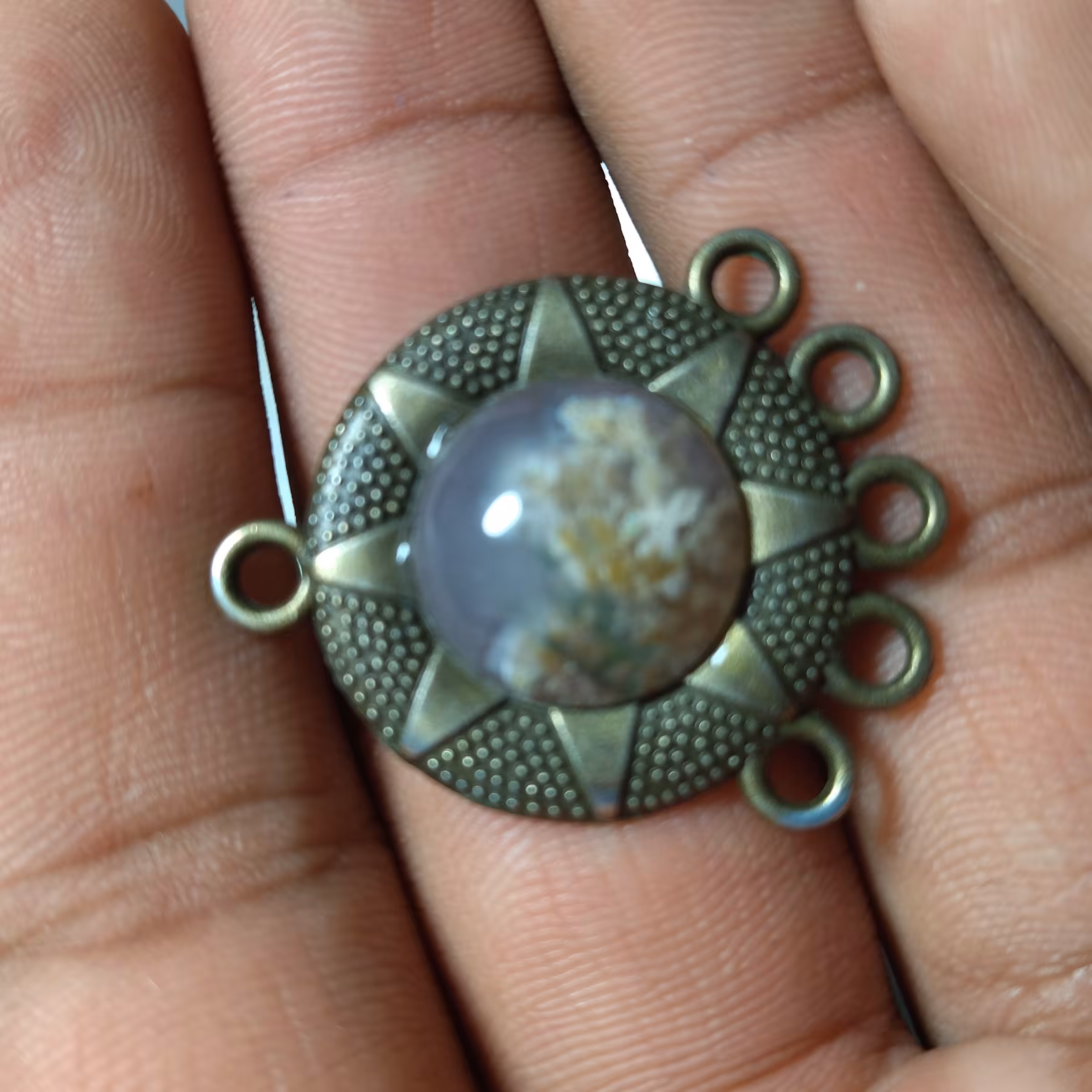 گردنی سنگ شجر بهاره با زمینه بسیار زیبا و دوست داشتنی