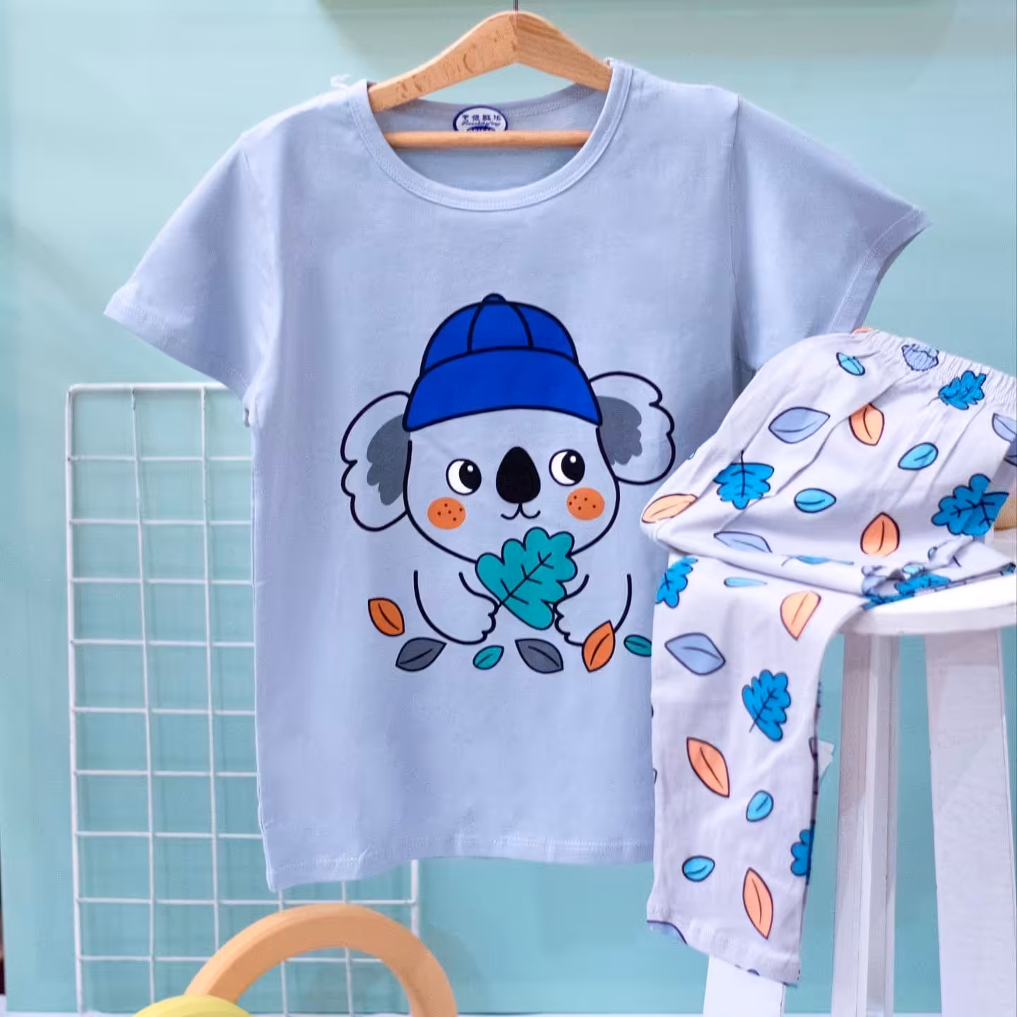 ست بلوز شلوار نخی راحتی پسرانه طوسی طرح کوالا مناسب 6 تا 10 سال