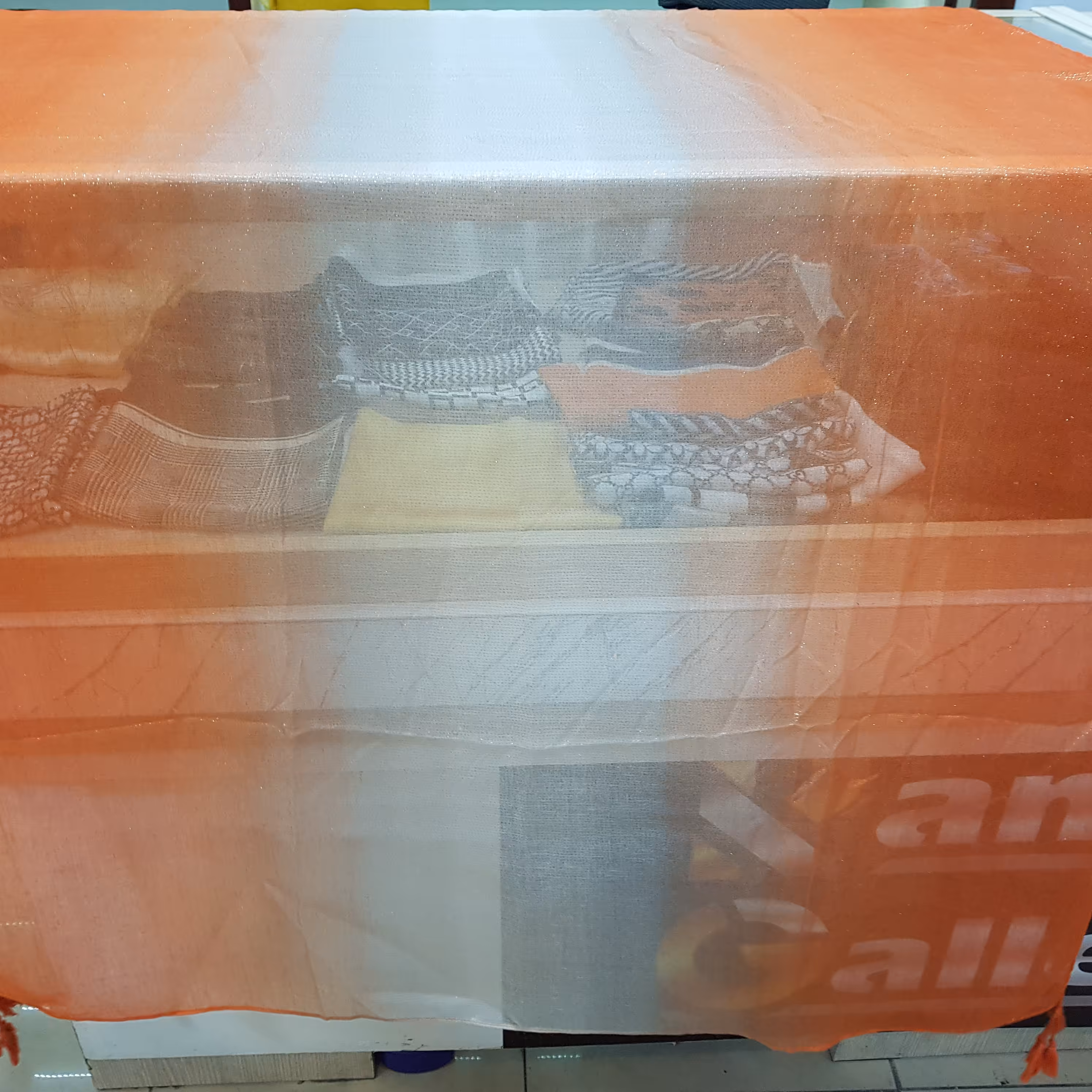 شال نارنجی شاین دار طیفی منگوله دار  شیک و خاص