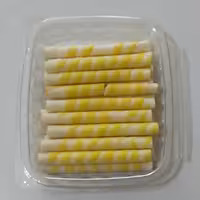 شکونی یا شکو رول در بسته بندی کوچک در طعم های موزی و پرتغالی و کاکایویی و توت فرنگی