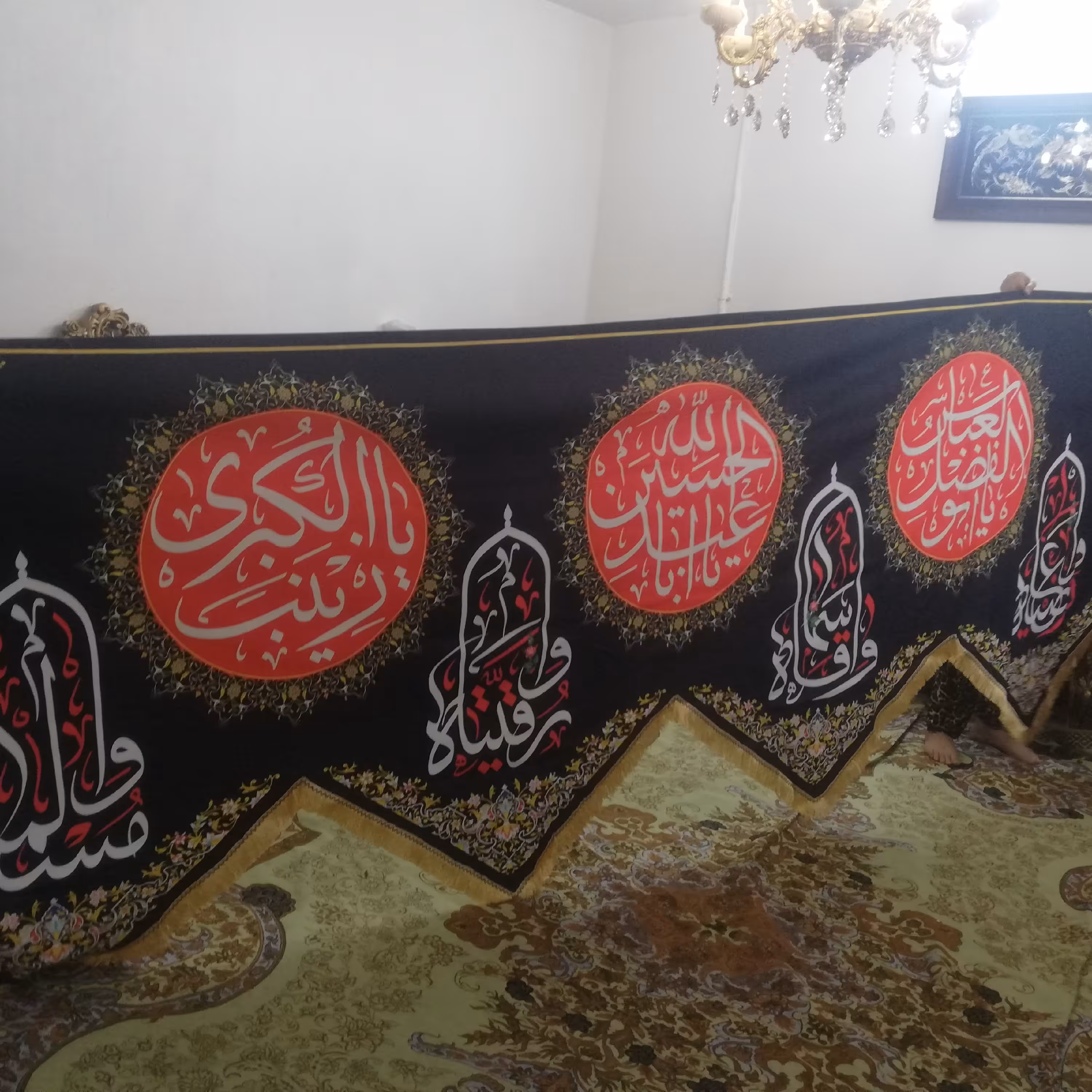 پرچم  4متری محرمی، جنس پارچه مخمل ونوع چاپ دیجیتال میباشد