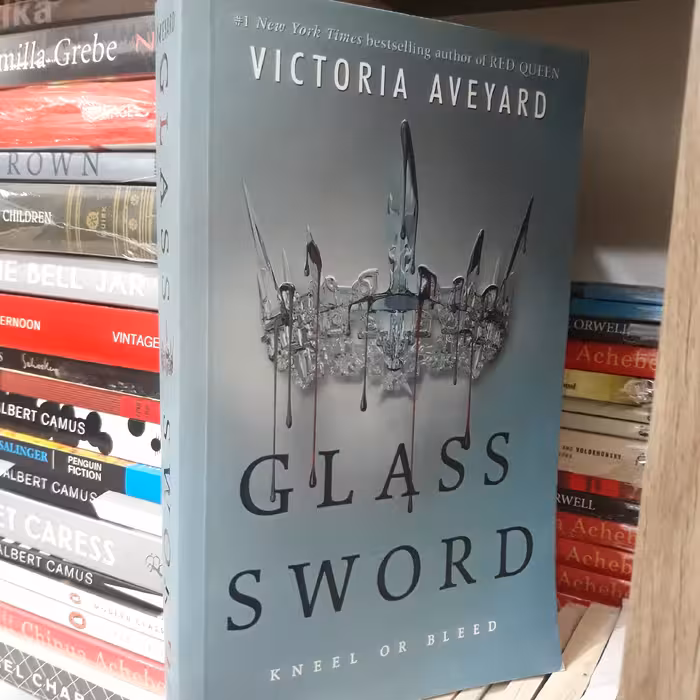 کتاب زبان اصلی Glass Sword (شمشیر شیشه ای)