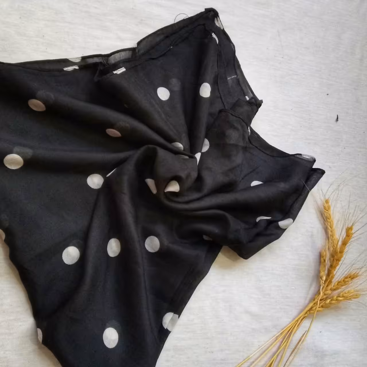  روسری مینی اسکارف نخی  زنانه طرح خال خالی  روسری 85  سانتی  روسری بچگانه خالدار  محرم مجلسی روسری مشکی 