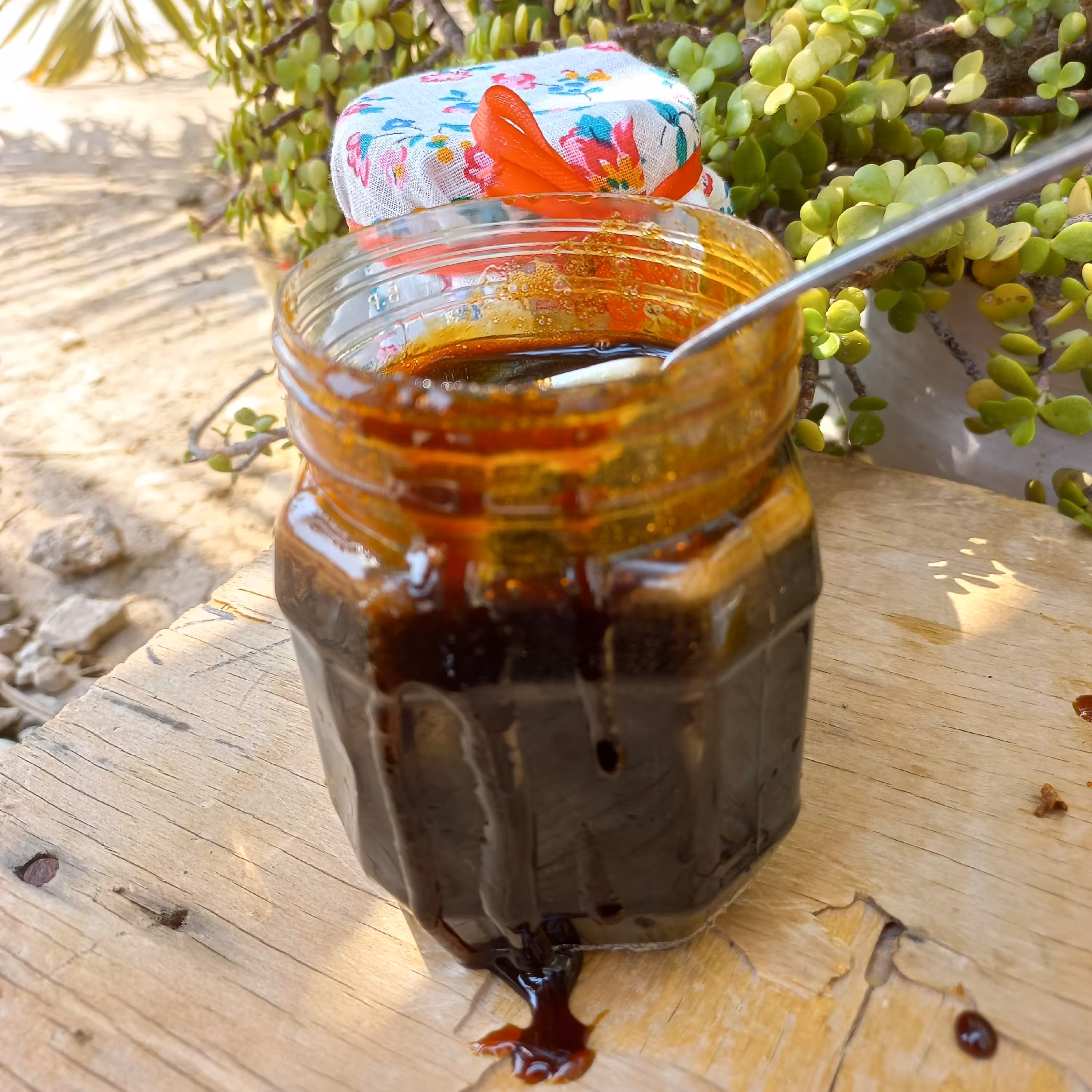 شیره خرما خالص و چکه ای مستقیم از باغدار بخرید  