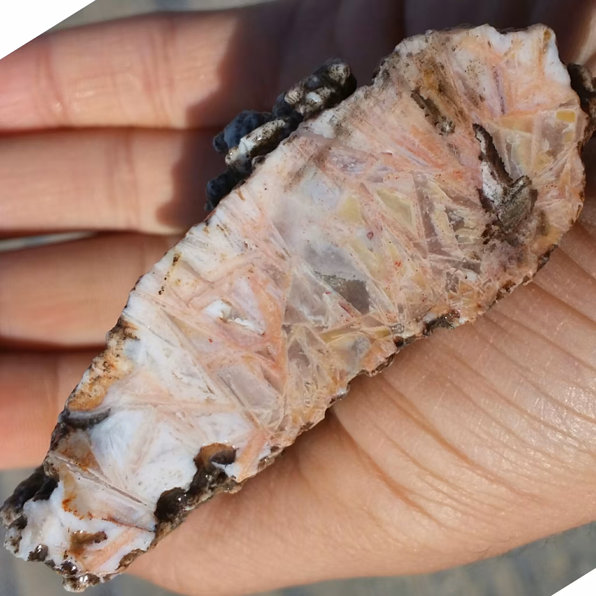 اسلایس سنگ راف عقیق رتایل صورتی بسیار کمیاب شاهکار خلقت کاملا طبیعی
با قابلیت ساخت چند نگین و اسلایس مجدد محشر
 کد 8301