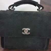 کیف مخمل اشبالت دو طبله دسته دار طرح چنل سجاف دار  -پشت و جلوی کیف زیپ دار و جیب موبایل 