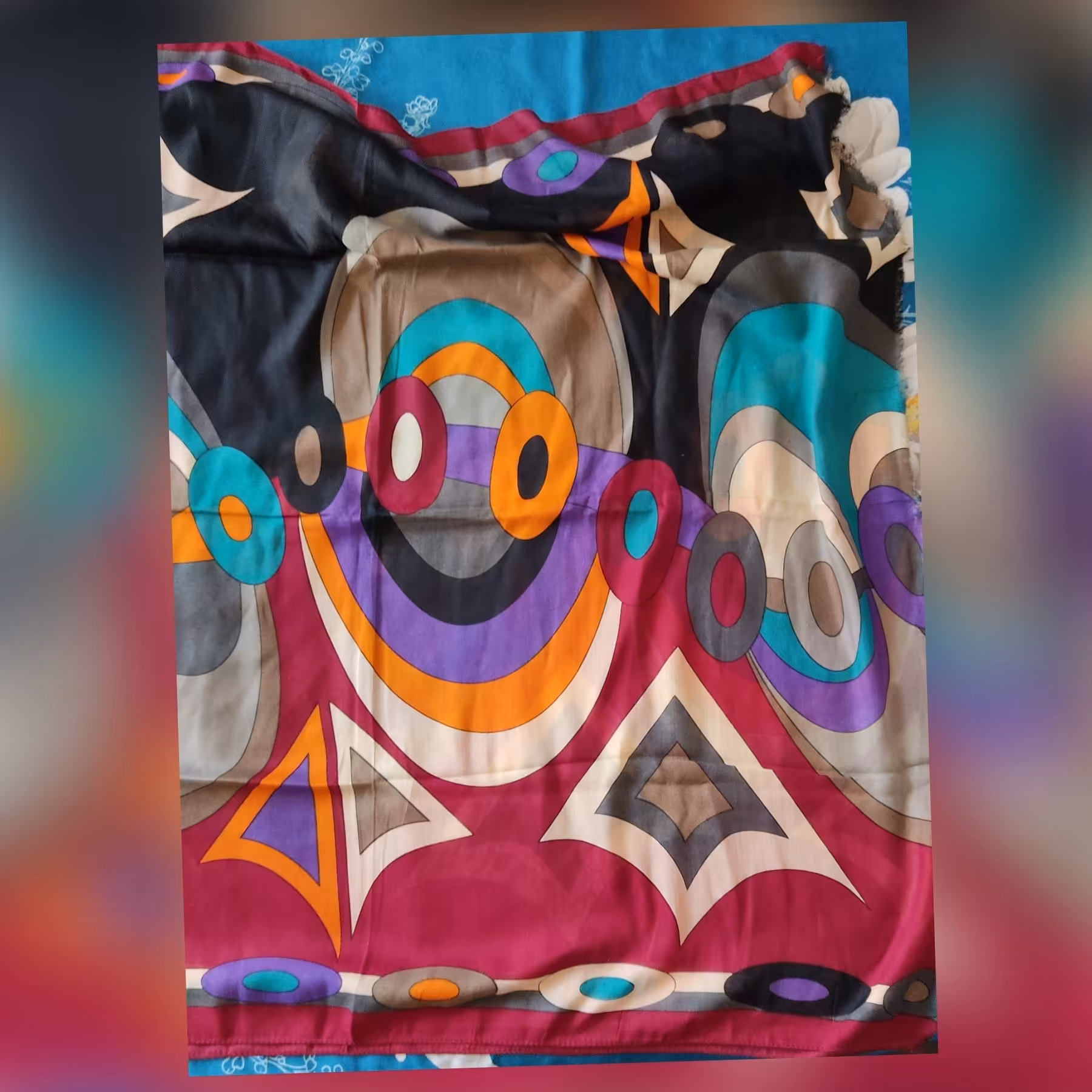 شال نخی پهن در رنگ بندی متنوع و شاد