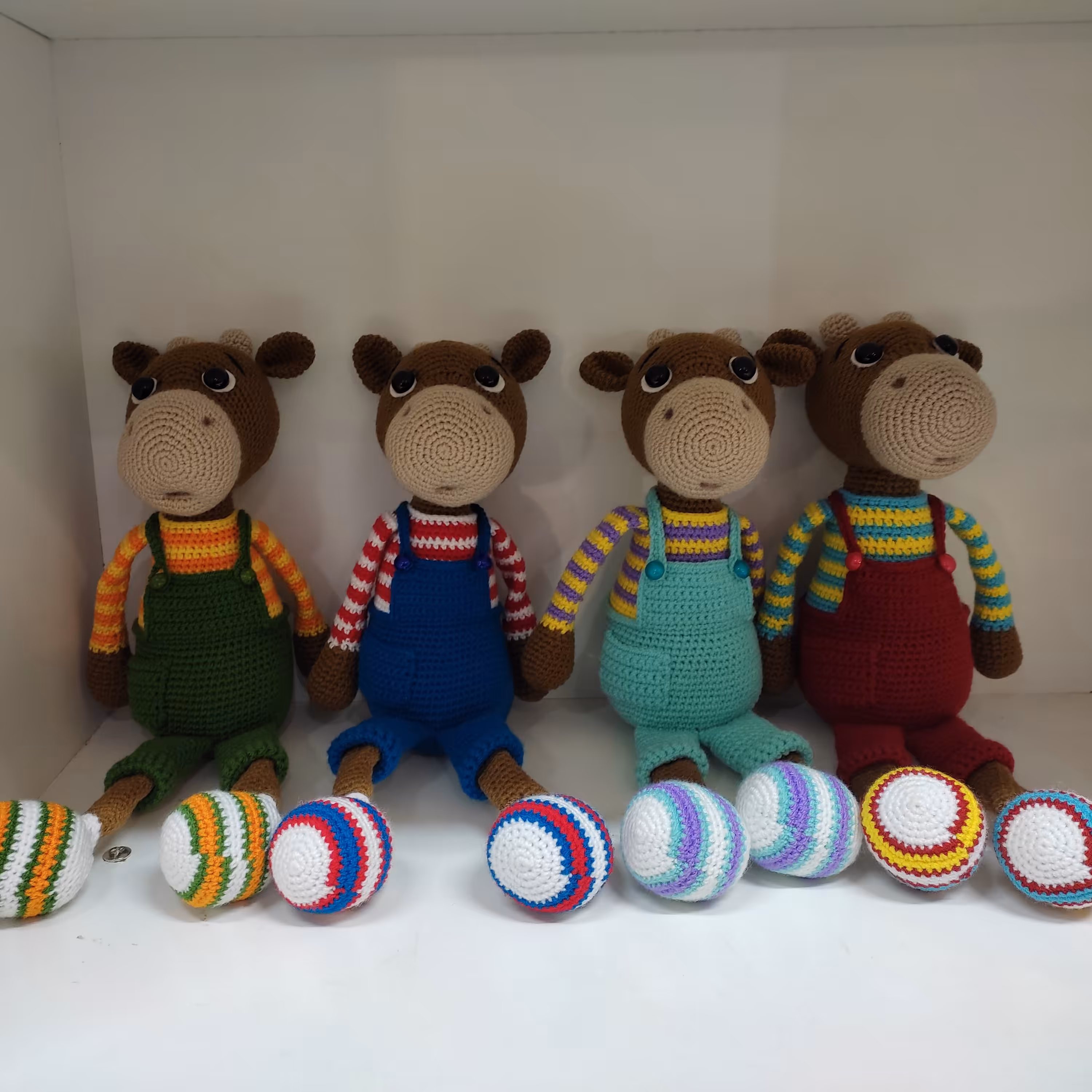 عروسک بافتنی گاو لباس راه راه 