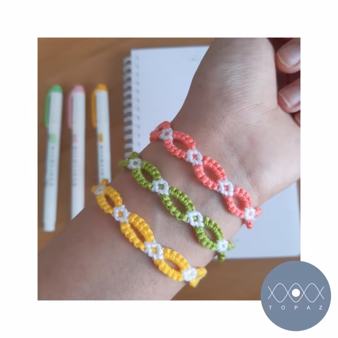 دستبند دوستی طرح زنجیره گل رنگ صورتی/سبز
