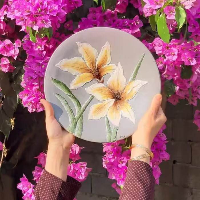 بشقاب دیوارکوب گرد طرح نقاشی برجسته گل سایز  20 سانت