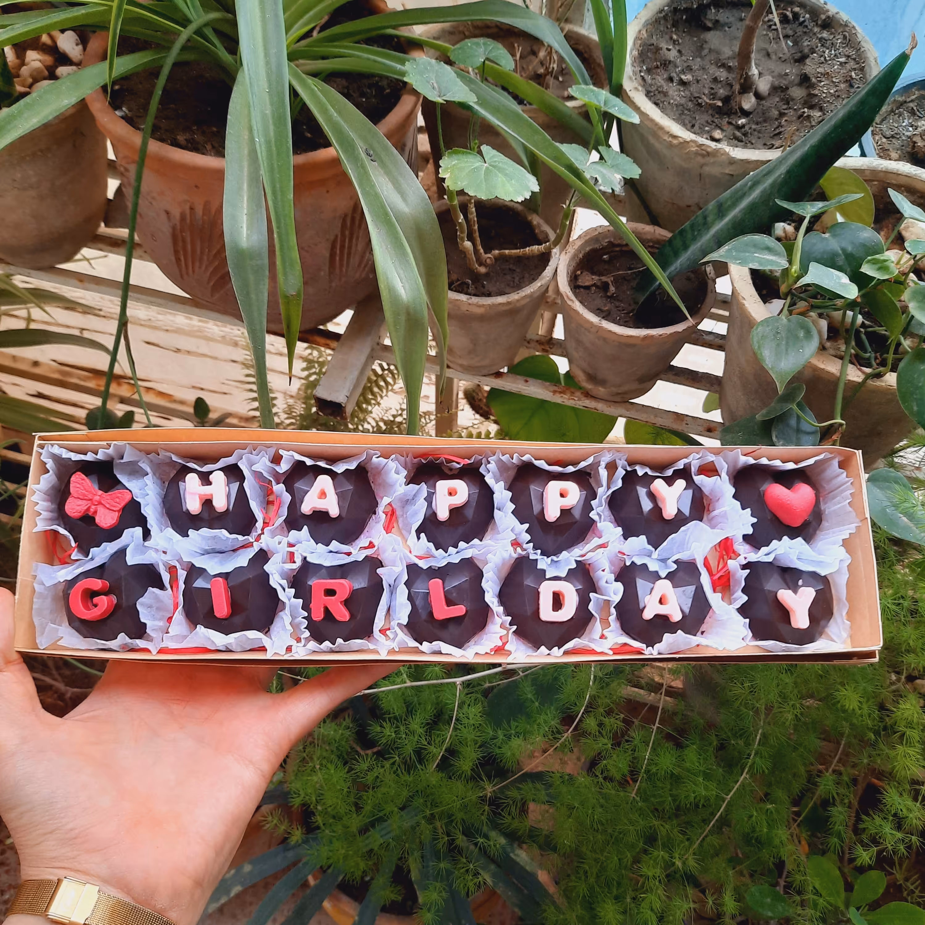 پاپس کیک شکلاتی با کاور شکلات تلخ و جمله happy girl day برای روز دختر (کادو روز دختر هدیه روز دختر باکس کادو )