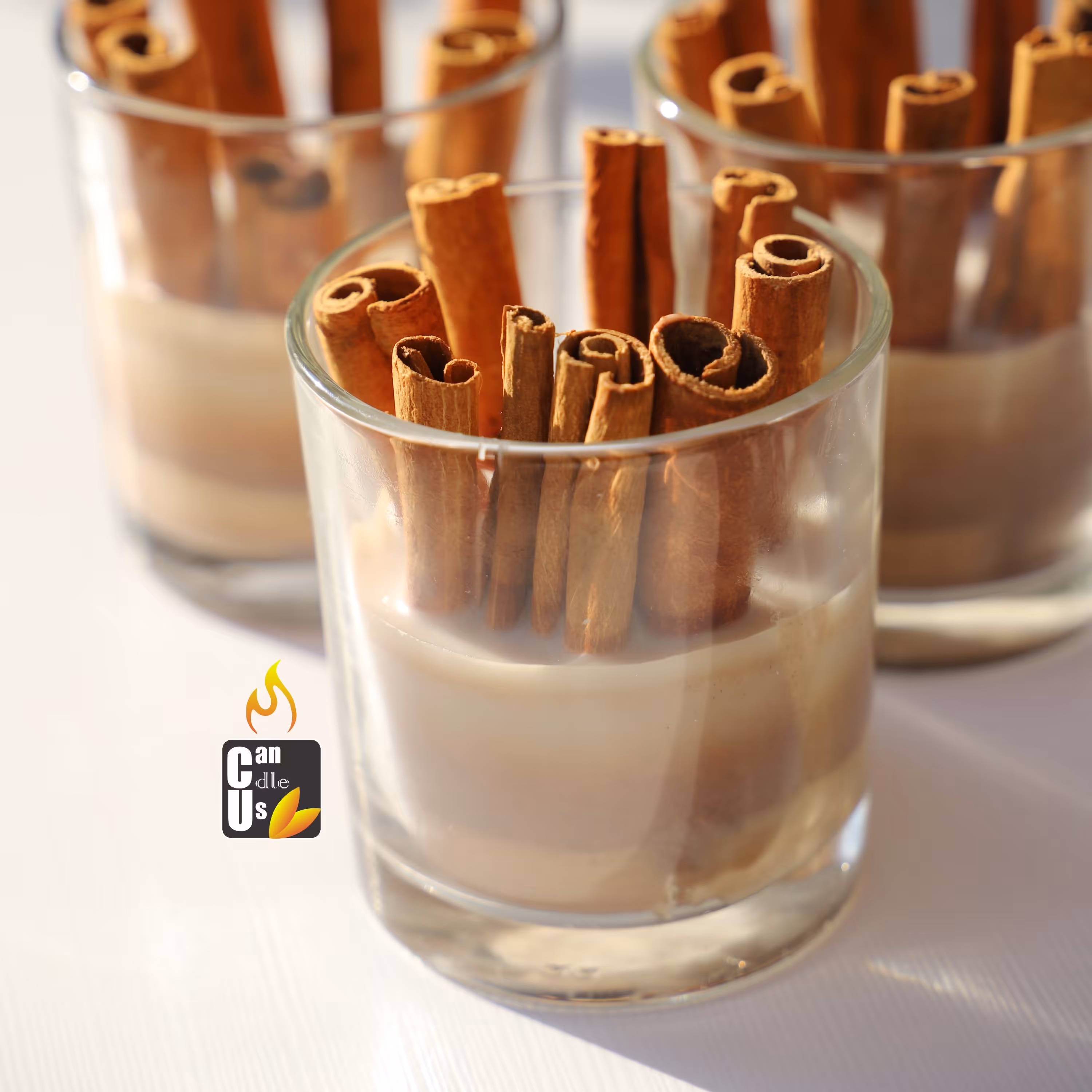 شمع دارچینی، با عطر طبیعی دارچین( تزئین شده با چوب دارچین و پودر دارچین) بدون اسانس