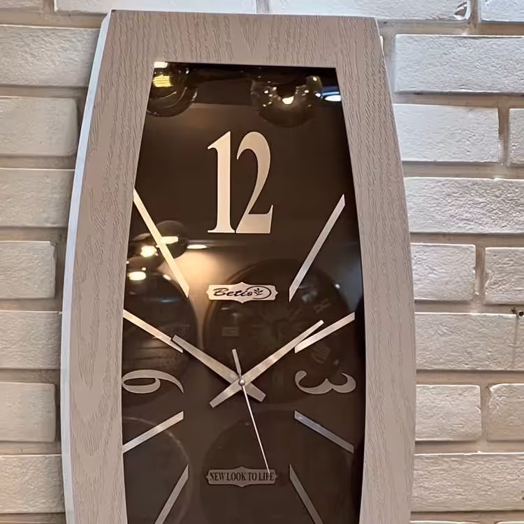 ساعت دیواری تمام چوب خاص (پاندول دار مدرن) (سفید و طوسی)