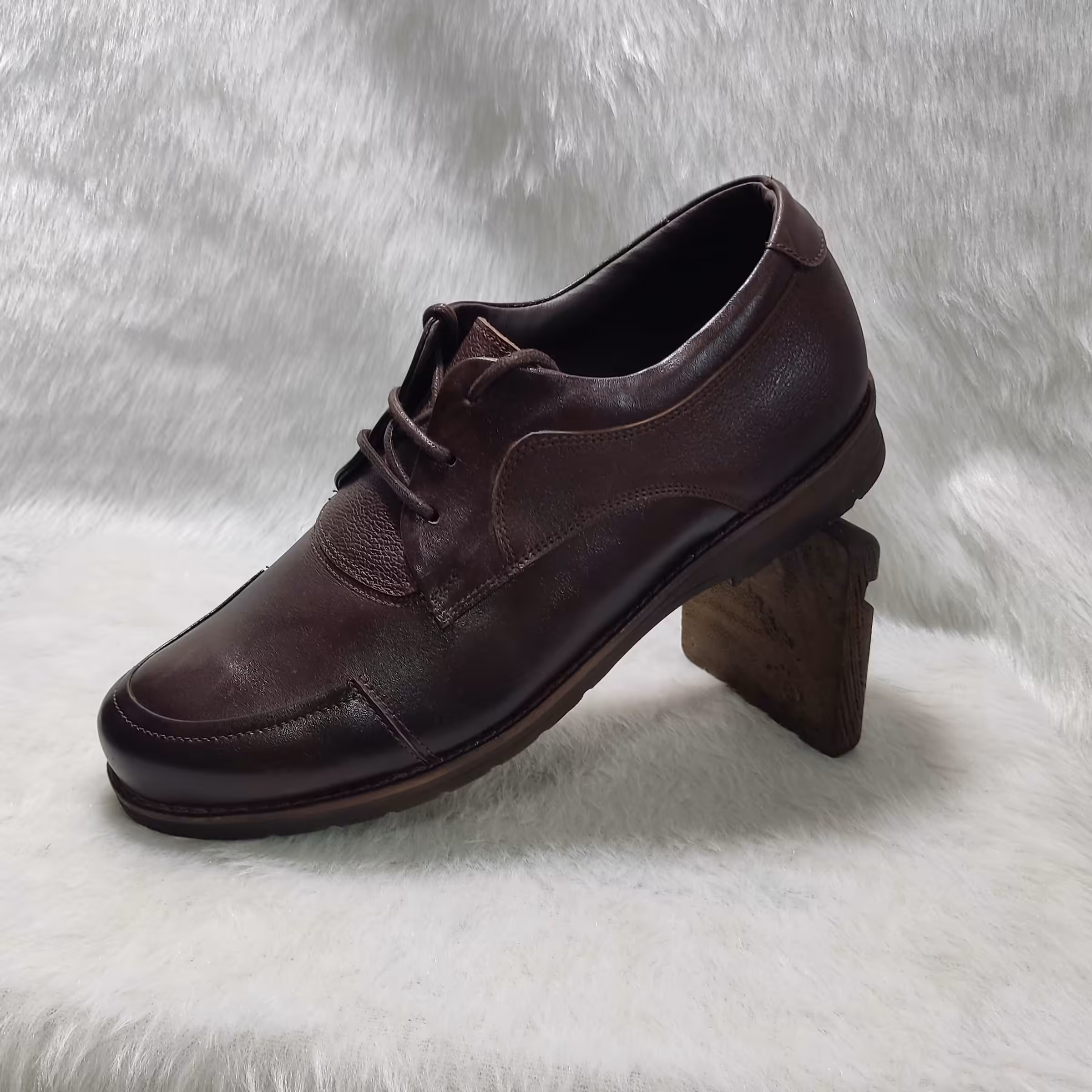 کفش چرم طبیعی مردانه قهوه ای رنگ جدید و شیک و راحت و سبک و قابل شستشو ،زثره ضد ترک خوردگی و ضد ساییدگی سایزبندی 40تا44