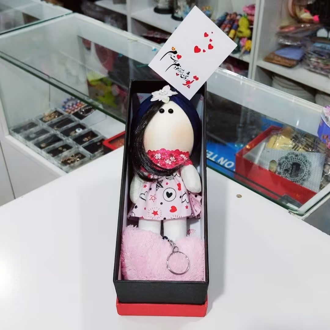 باکس کادویی عروسک روسی و جاسوئیچی قلب و کارت پستال 