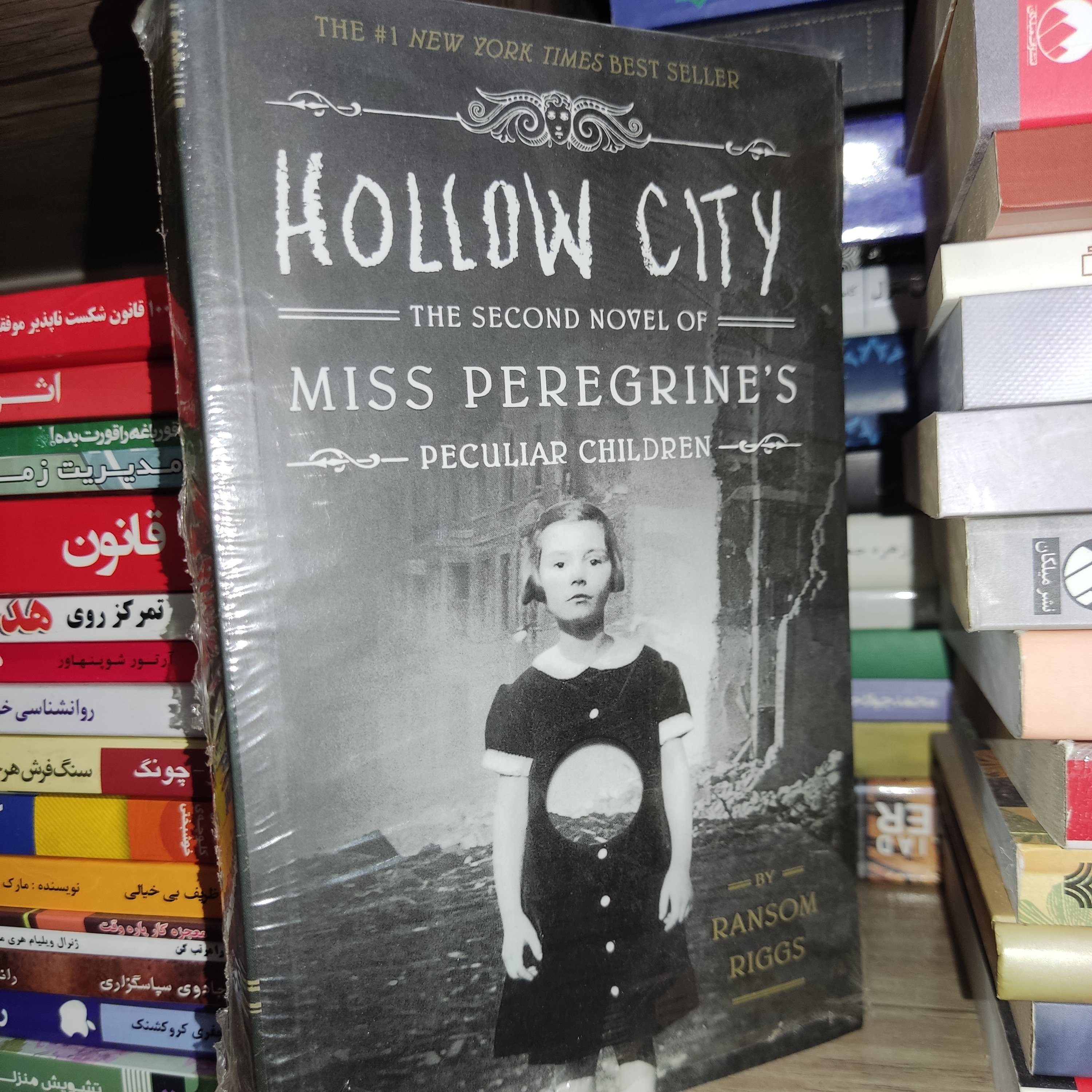کتاب زبان اصلی Hollow City (تهی شهر) - اثر رنسانس ریگز