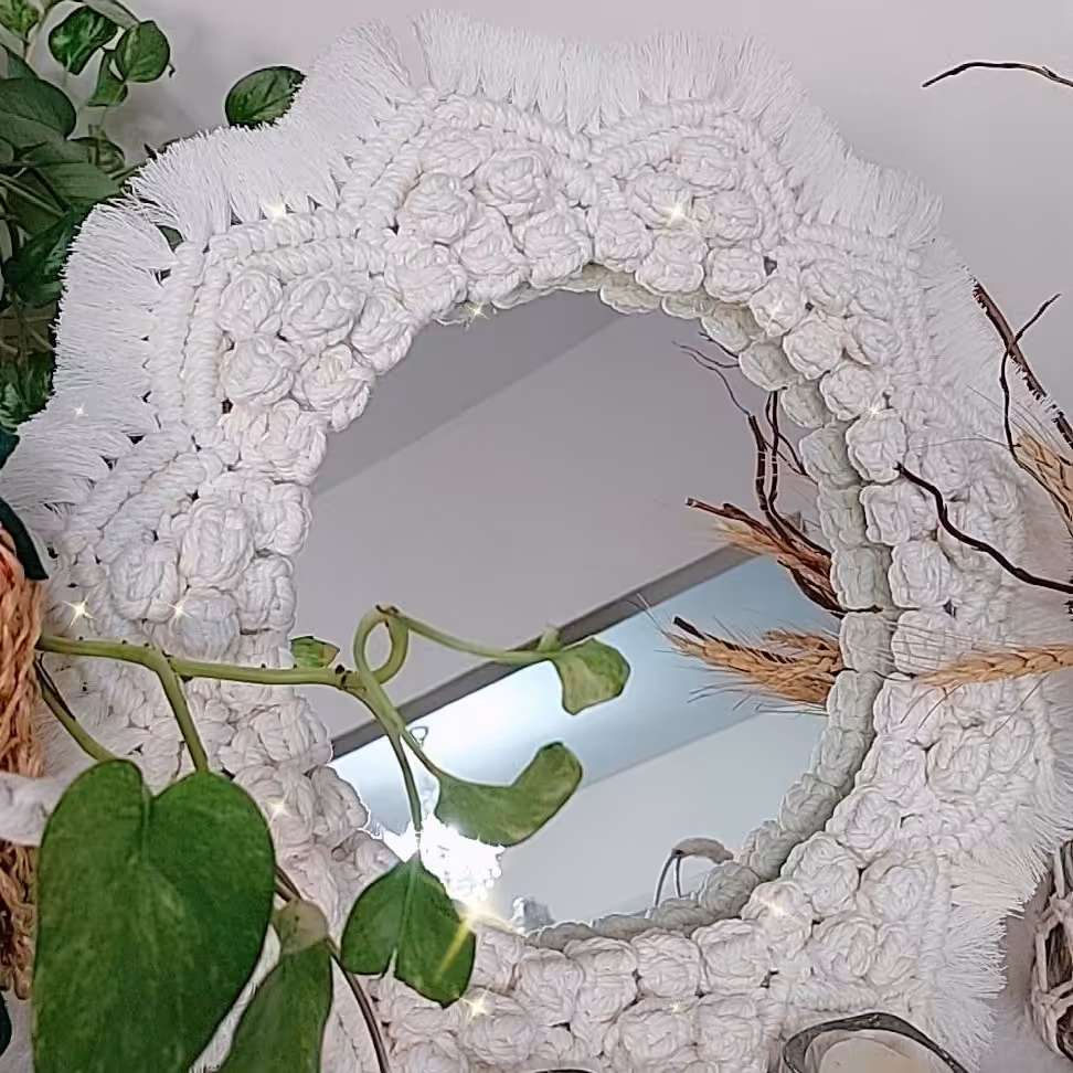هنر دست خاتون (آیینه مکرومه)بافته شده بانخ درجه یک مکرومه یک کار زیبا و خاص برای دیزاین منزل 