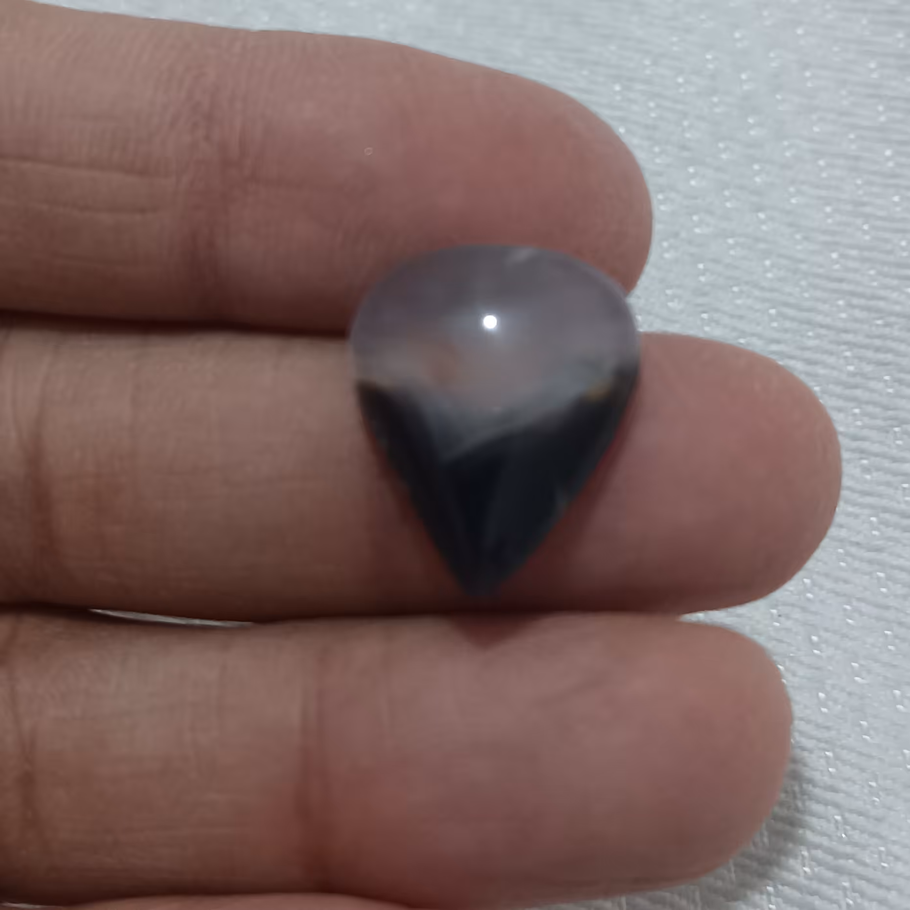 عقیق اصل و معدنی خاص دو رنگ عقیق کبود مشکی شکل اشک بسیار زیبا و خوشرنگ مخصوص انگشتر زنانه و آویز سنگ تولد