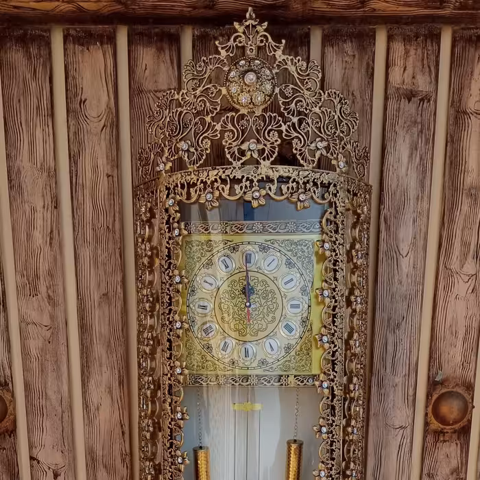 ساعت ایستاده .قد 180سانتی متر.عرض45سانتی متر  .وزن تقریبا 20کیلو . رنگ استاتیک 