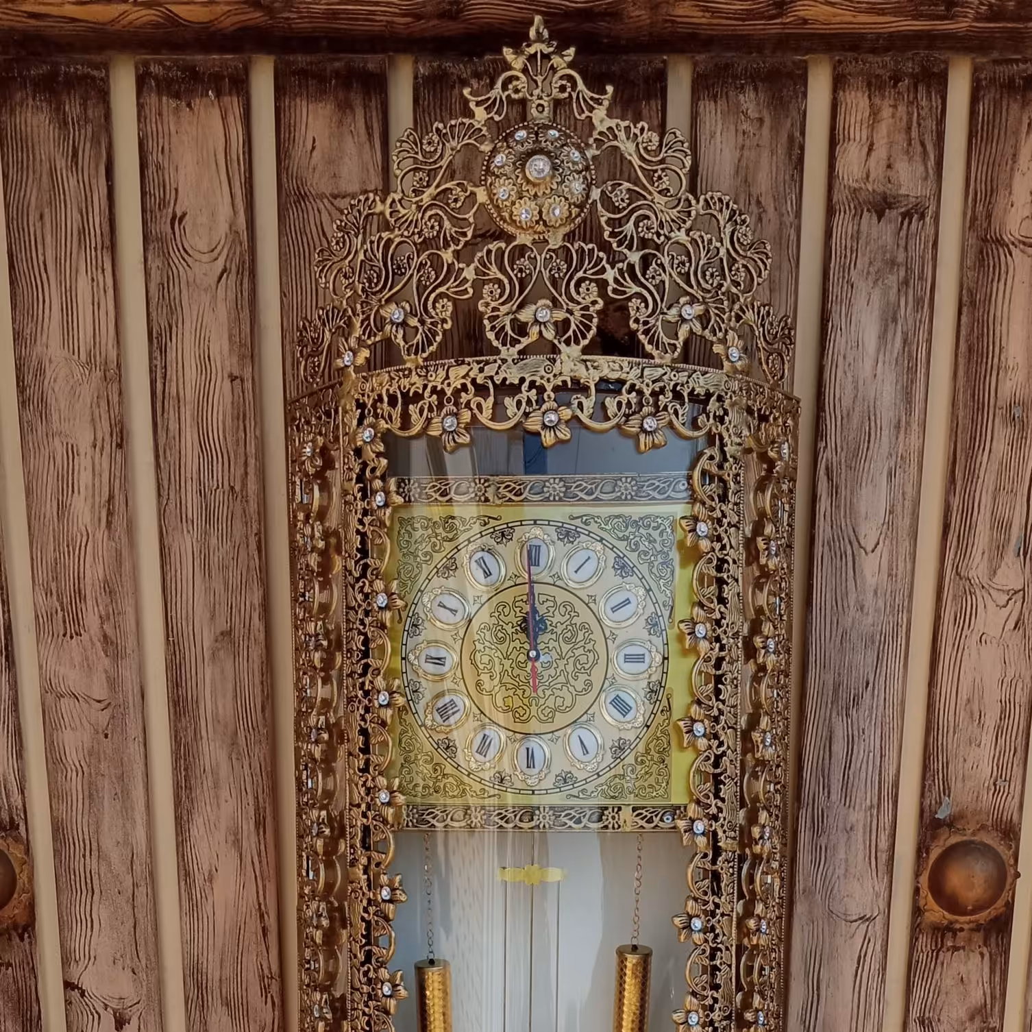 ساعت ایستاده .قد 180سانتی متر.عرض45سانتی متر  .وزن تقریبا 20کیلو . رنگ استاتیک 