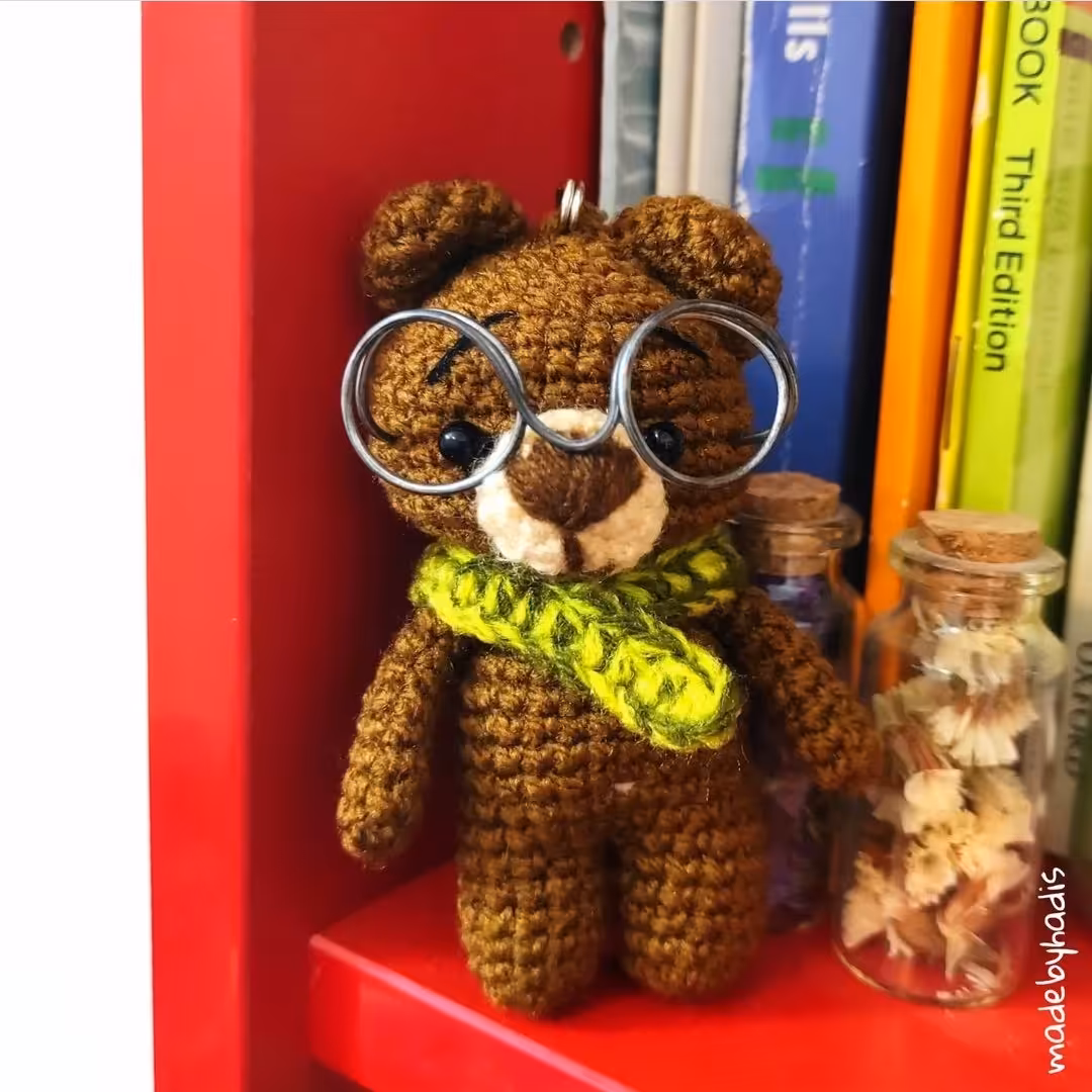 عروسک سرکلیدی بافتنی تدی عینکی