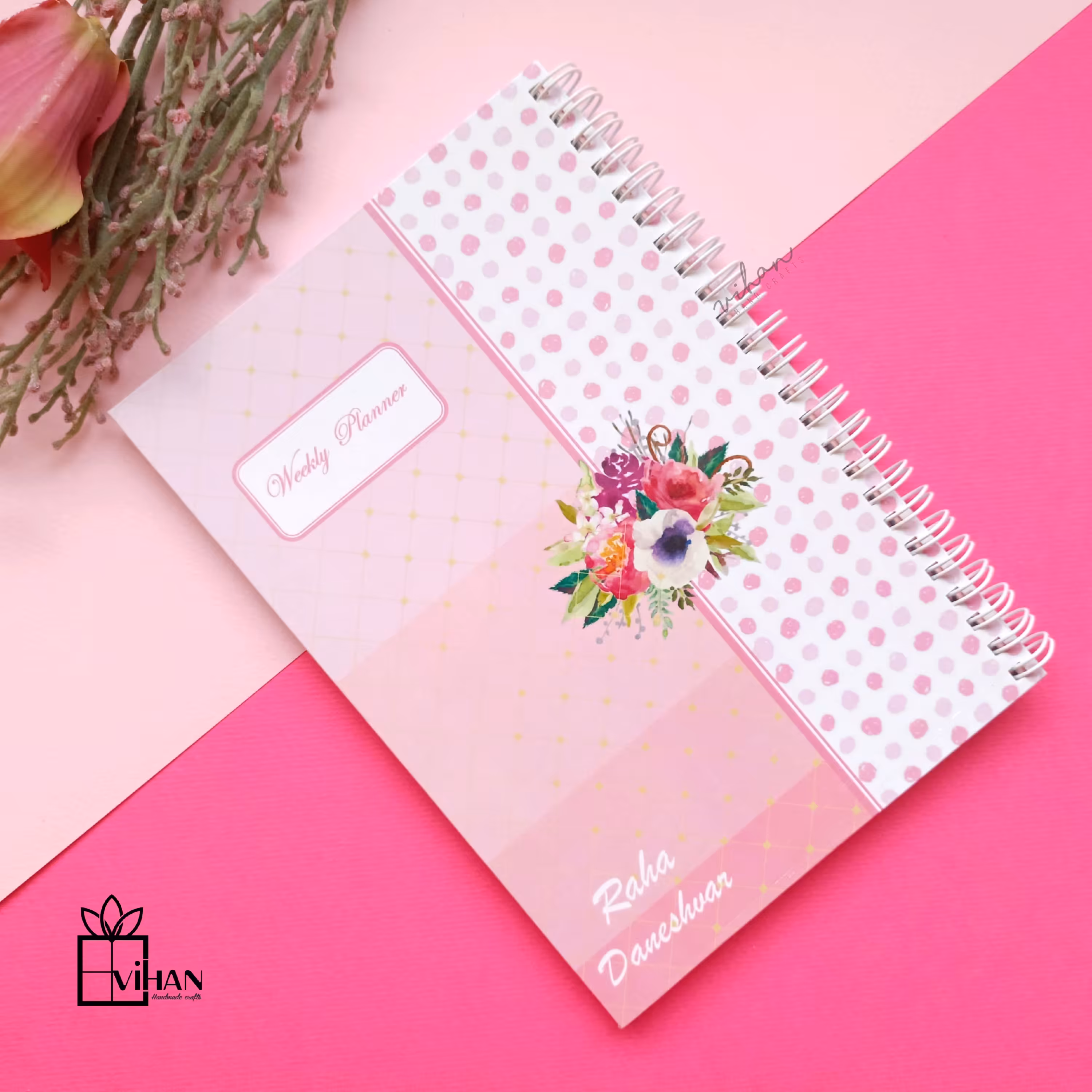 دفتر پلنر هفتگی دستساز فانتزی دخترانه صورتی با جلد هارد وروکش سلفون همراه با چاپ اسم رو جلد