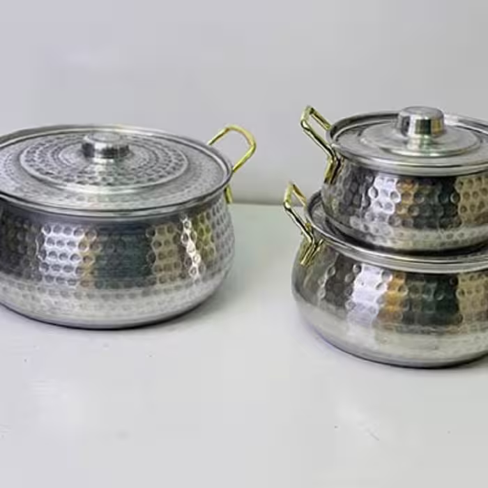 قابلمه سه تایی جنس چکشی دارای دو دسته طلایی و درب دار زیبا متوسط