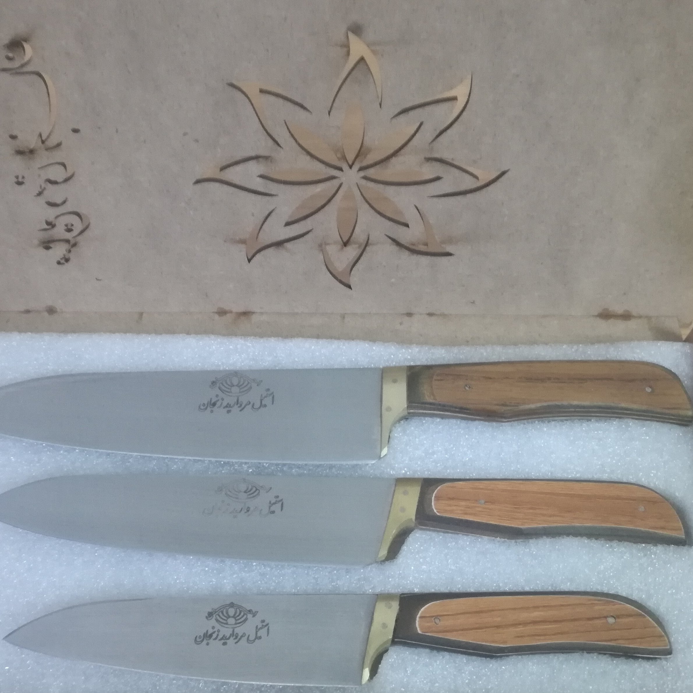 سرویس چاقوی آشپز خانه مدل راسته و تیغه فولاد ضد زنگ و دسته کائوچو و انگشتی و تیغه یکسره که تا آخر دسته کار شده و