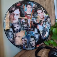 ساعت دکوپاژ شده رزینی طرح بازیگر (Henry Cavill) 