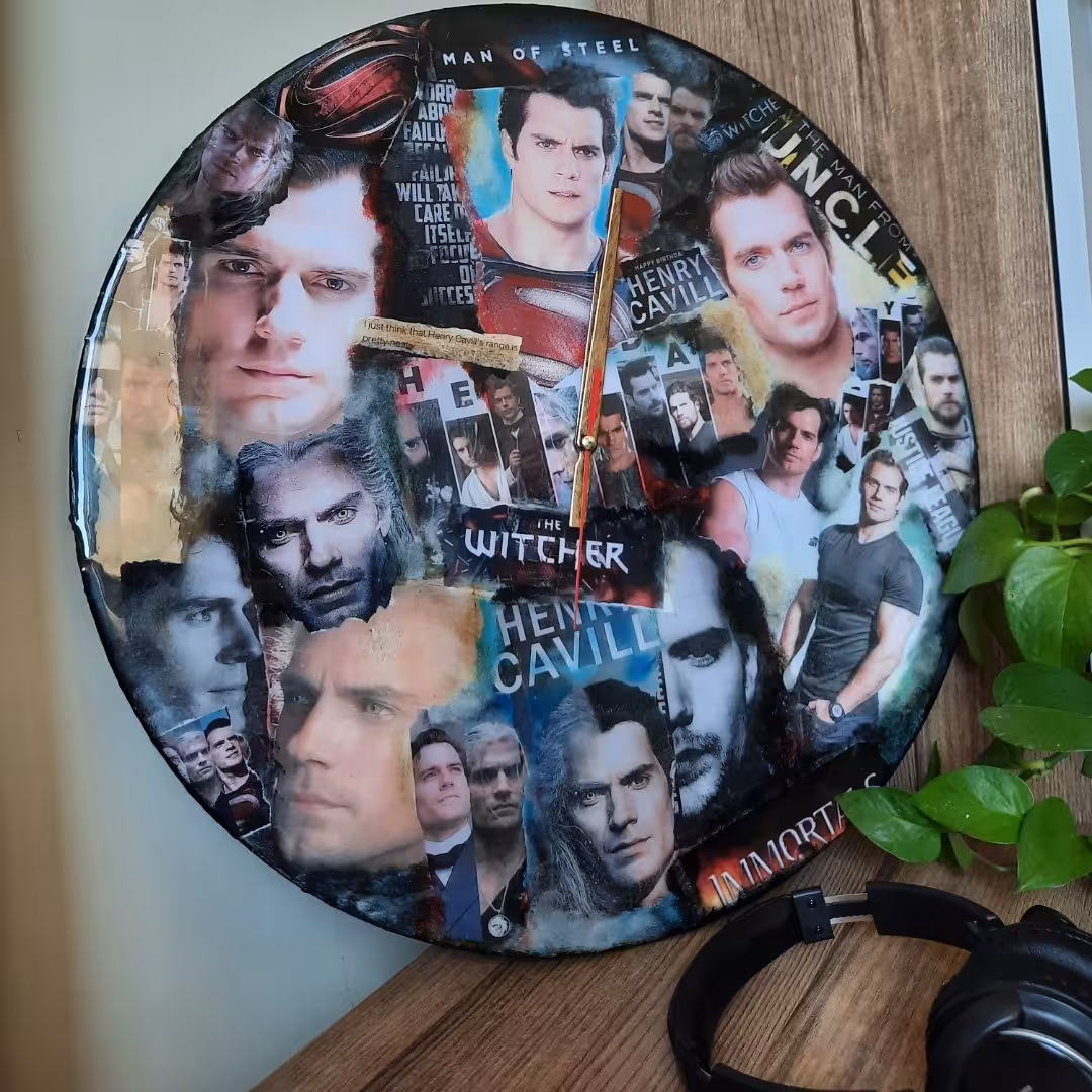 ساعت دکوپاژ شده رزینی طرح بازیگر (Henry Cavill) 