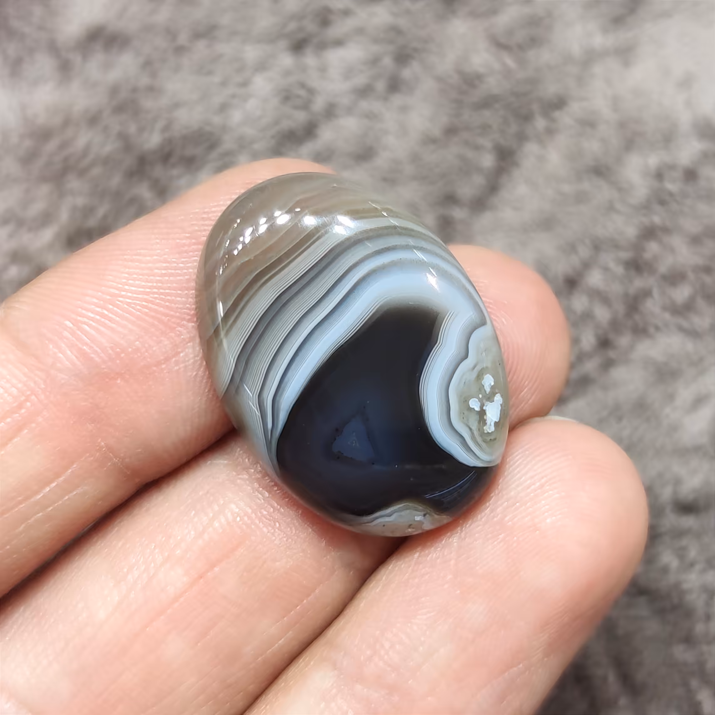 سنگ عقیق سلیمانی مشکی و قهوه ای با رگه های طبیعی مناسب نگین انگشتر و گردنبند 