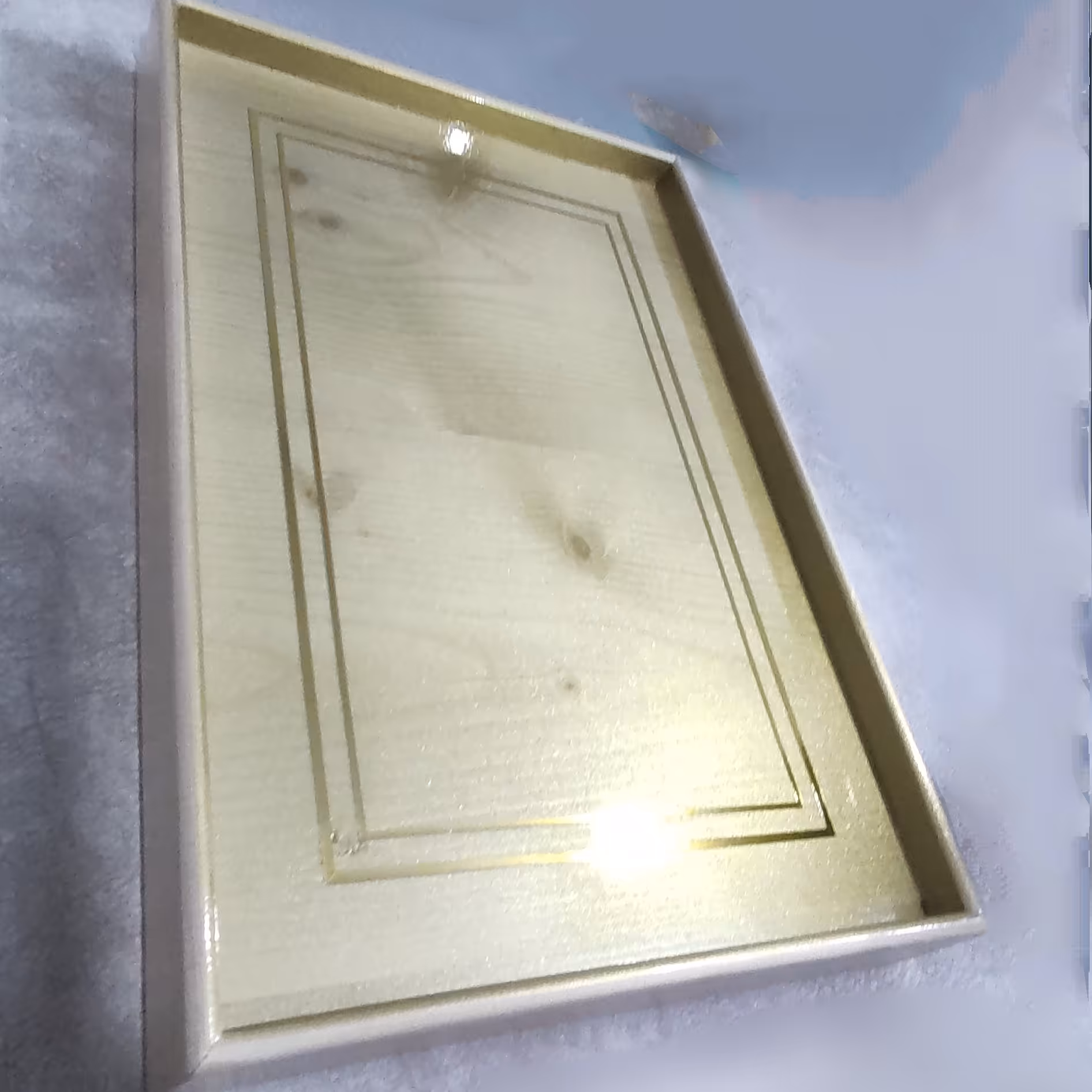 ظرف سرو و پذیرایی  نراد روسی با طرح طلایی داخل (بعنوان سینی چوبی هم کاربرد داره)