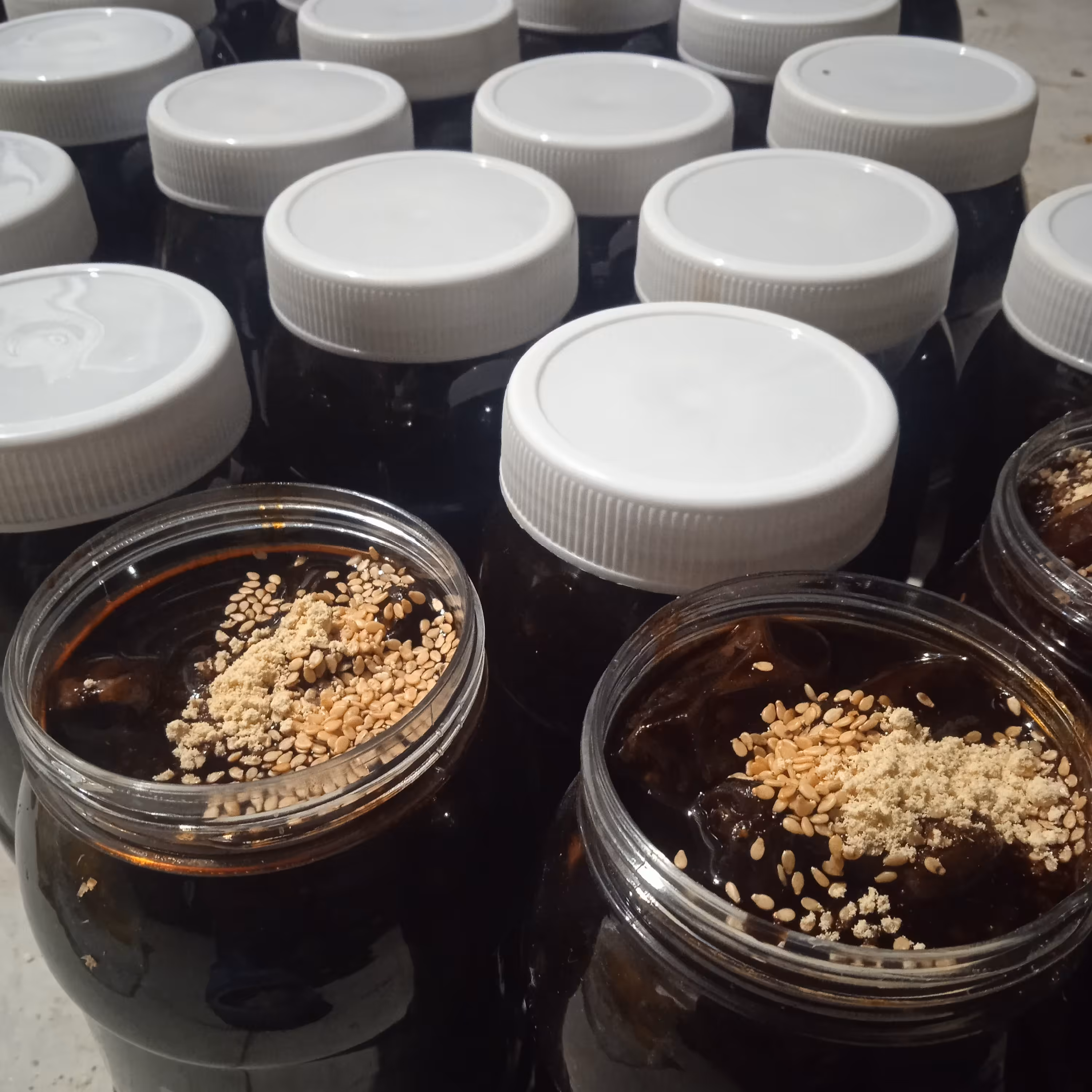 معجون شیره خرما، ترکیب خرمای آجیلی و شیره به اضافه افزودنبهای محلی 